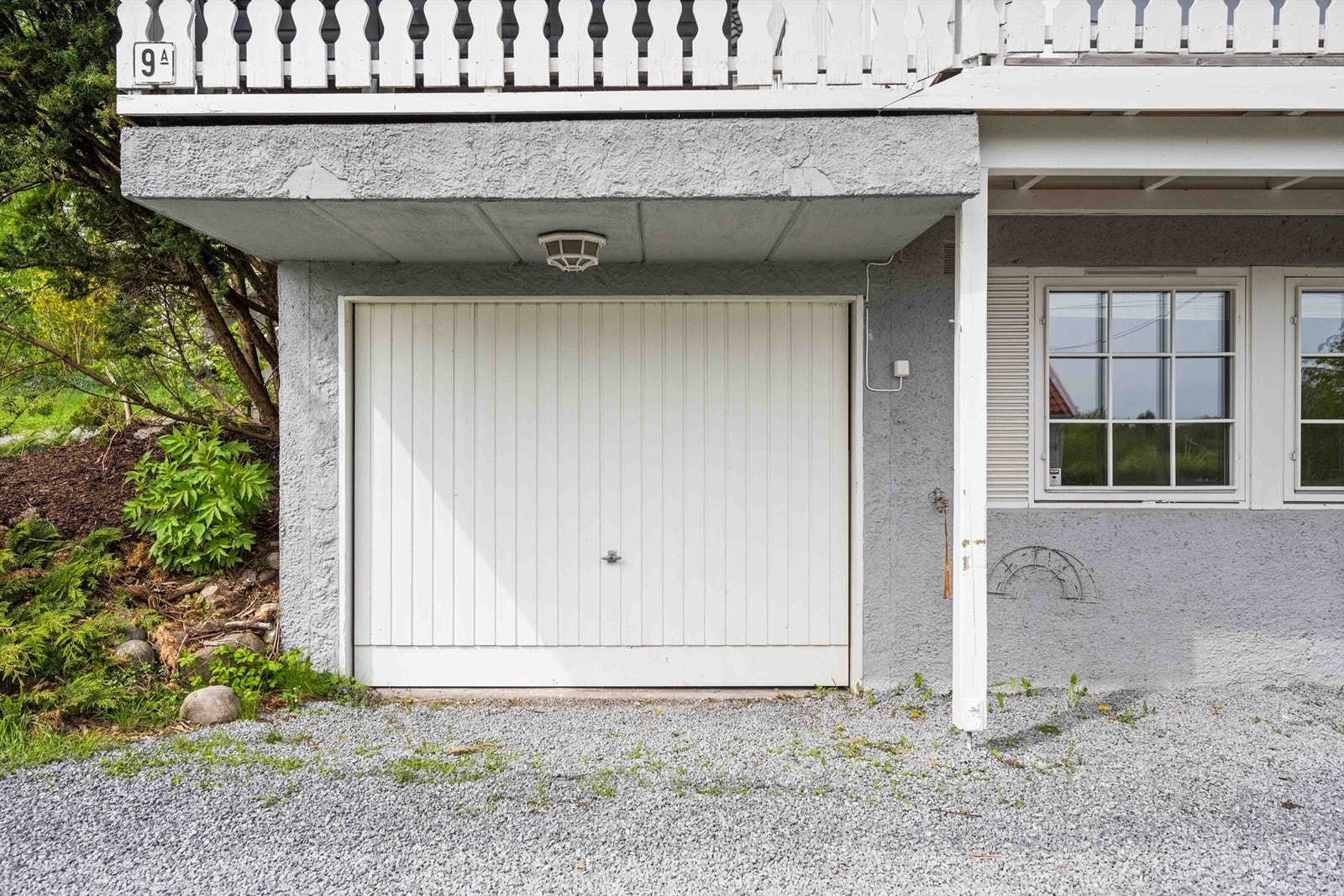 Garasje samt parkering på egen tomt. Galleribilde