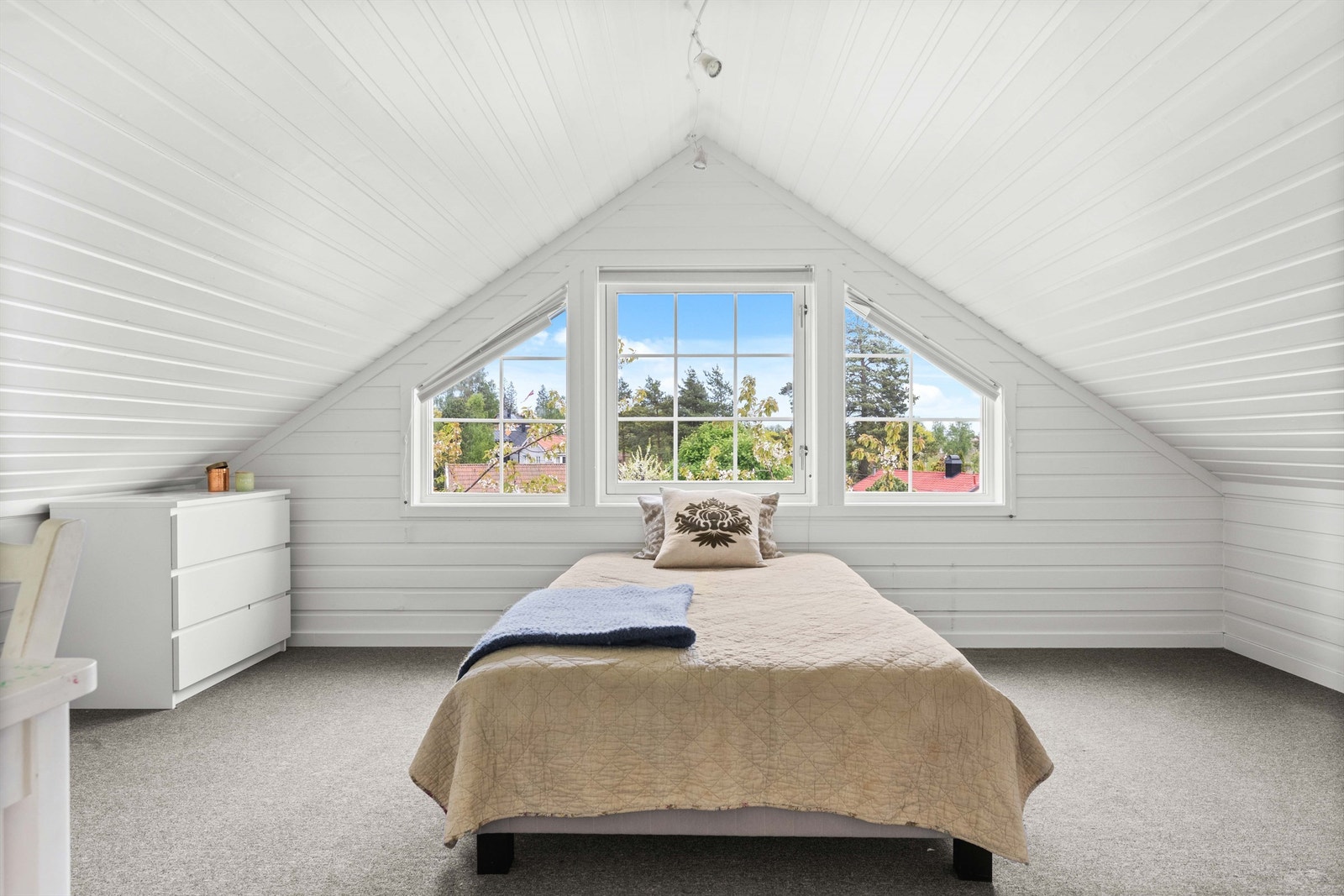 Rom på loftstuen som i dag benyttes som soverom. Galleribilde