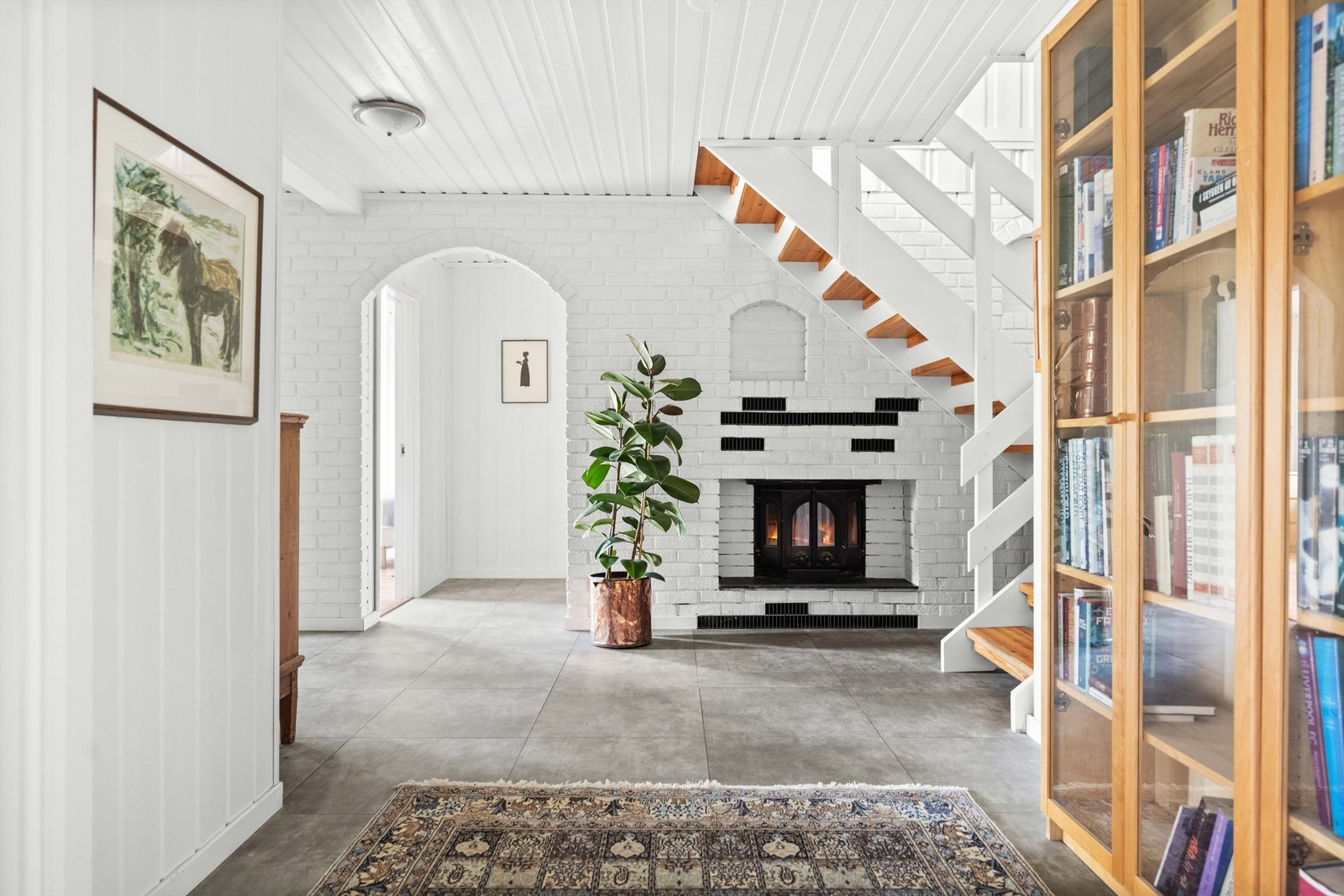 En hyggelig peis i hallen gir rommet en god atmosfære og et flott særpreg. Galleribilde