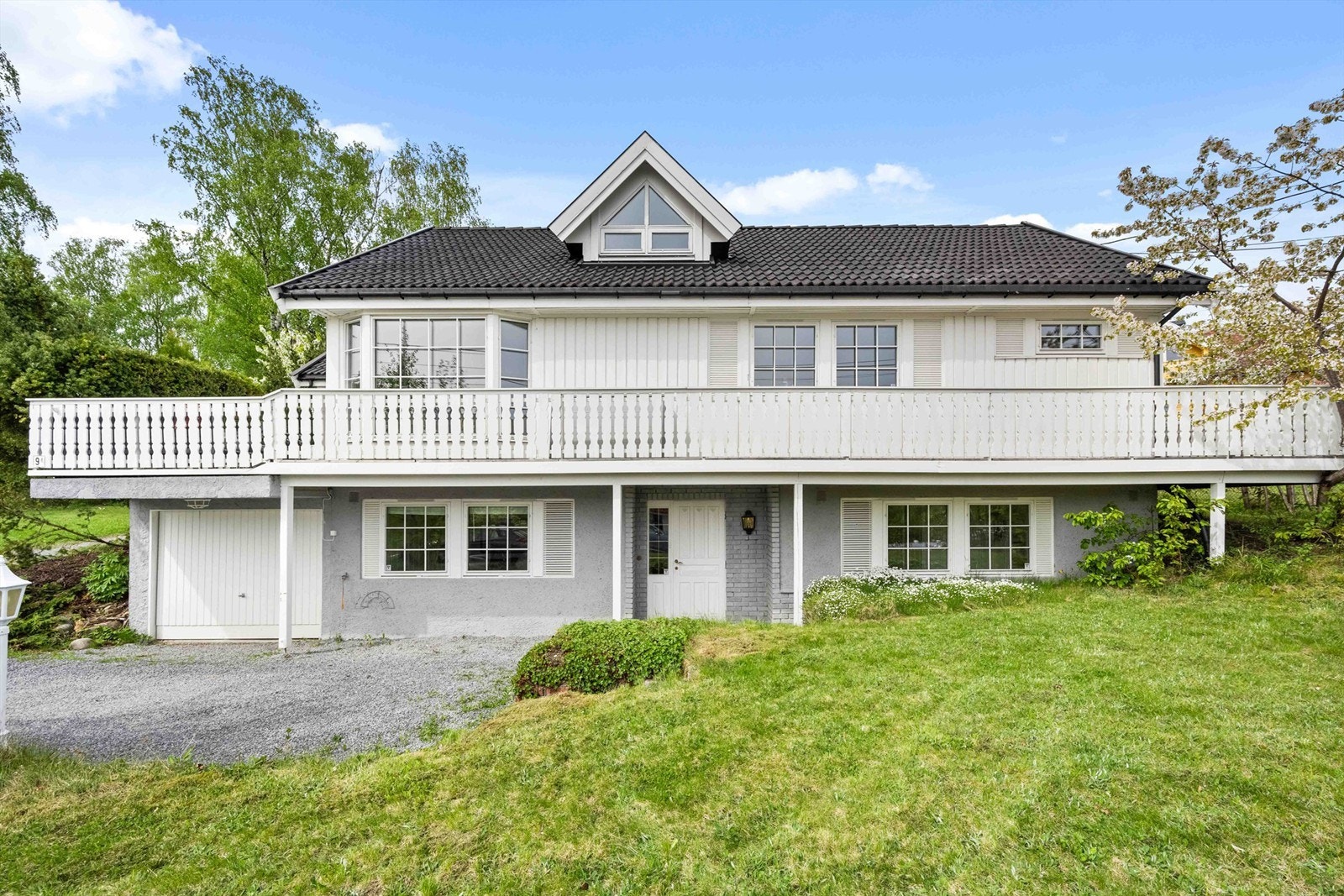 Enebolig i et ettertraktet område på Bekkestua med gangavstand til sentrum med T-bane, buss og mye mer! Galleribilde