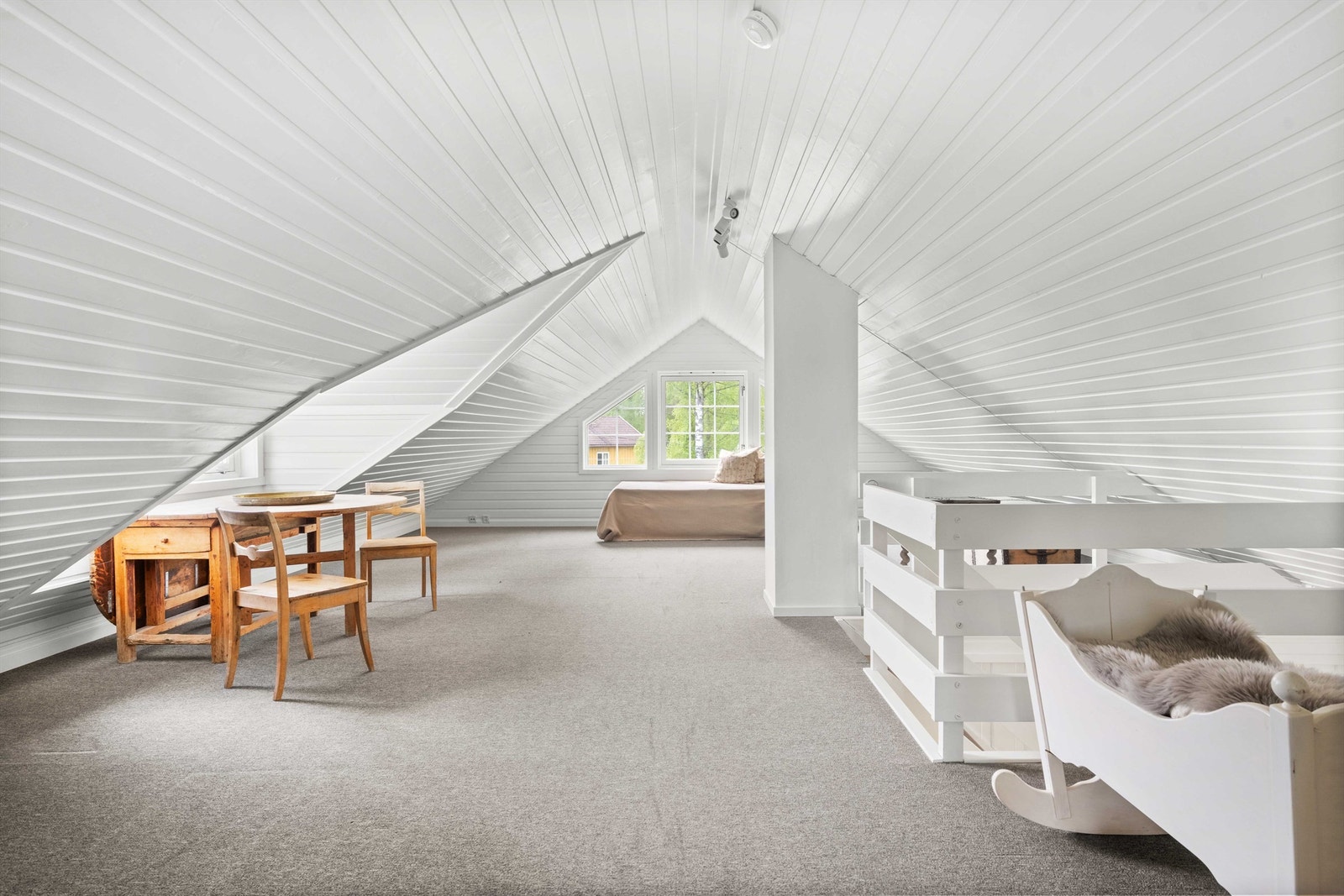 Stor loftstue med mye plass til å kunne benytte rommet etter eget behov og ønske. Galleribilde