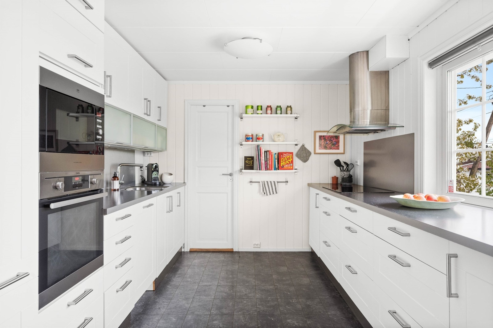 Kjøkkeninnredningen er fra 2008 med profilerte fronter, laminerte benkeplater og underlimt oppvaskkum i rustfritt stål med ett-greps armatur. Galleribilde