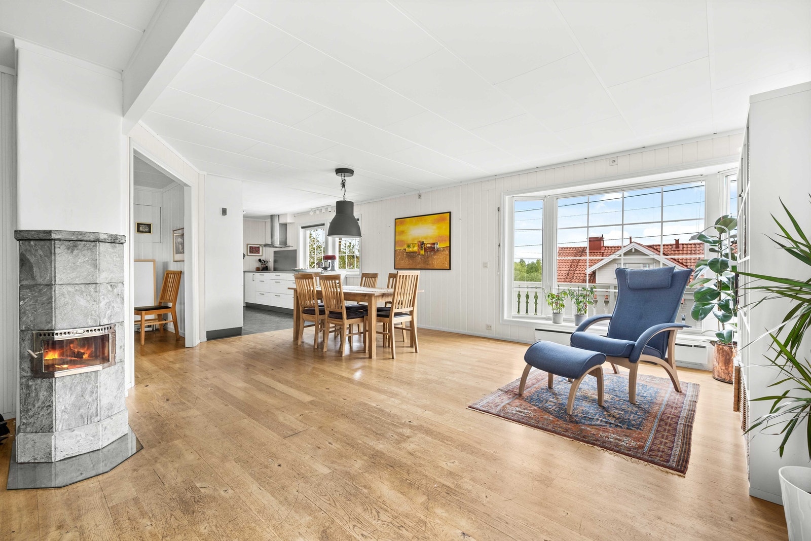 Lys og romslig stue med god plass til møblering etter eget behov og stil. Galleribilde