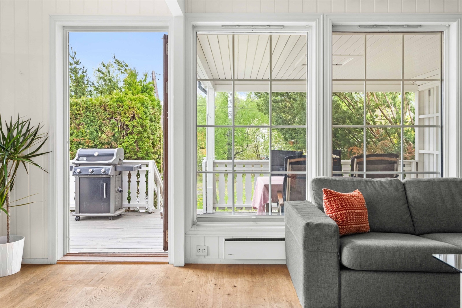 Fra stuen er det utgang til terrasse. Galleribilde