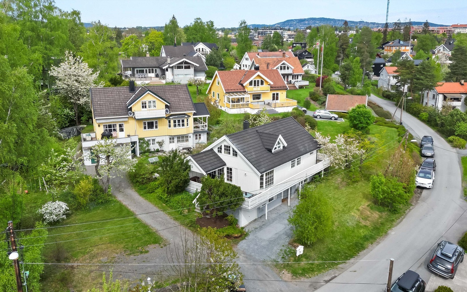 Eneboligen er beliggende i et attraktivt og veletablert boligområde på Bekkestua i Bærum kommune. Galleribilde