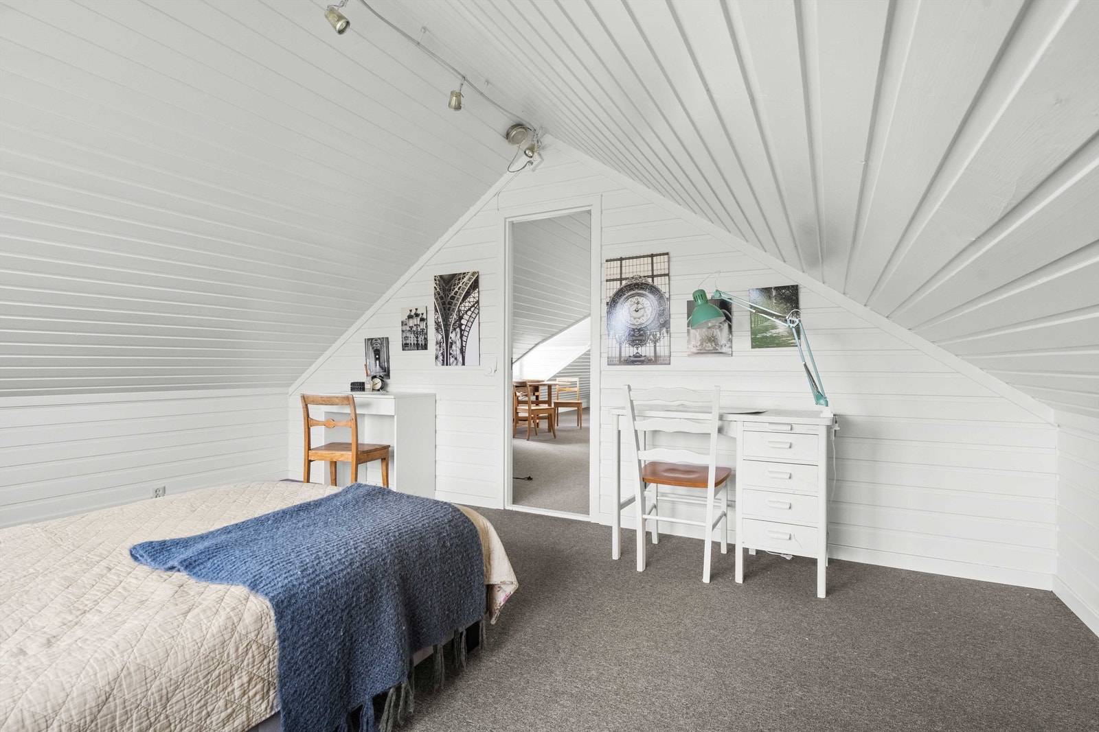 Rom på loftstuen som i dag benyttes som soverom. Galleribilde