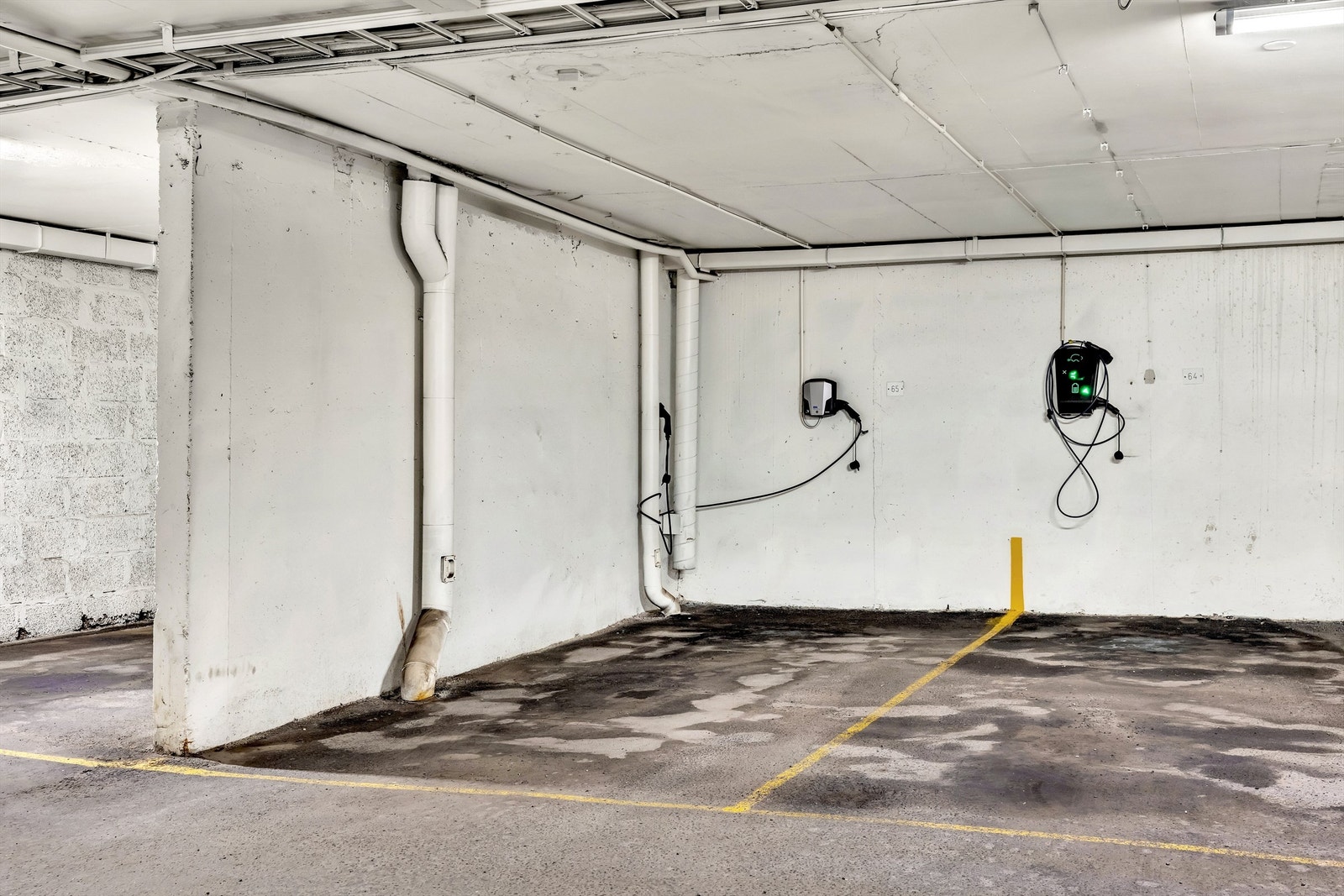 Garasjeplass med elbil-lader Galleribilde