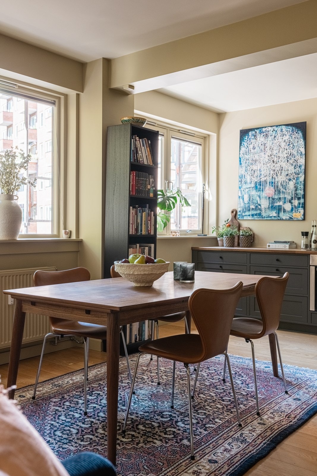 Spiseområde med bokhylle og dekor. Galleribilde