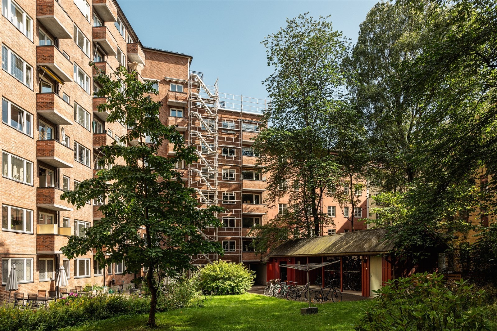 Hyggelig gårdsplass med sykkelparkering og grøntarealer. Galleribilde