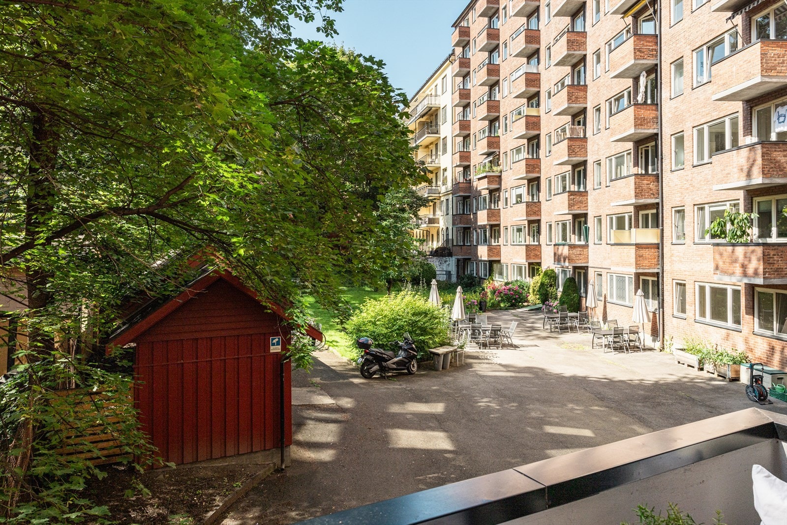 Felles uteområde med sittegruppe og grøntarealer. Galleribilde