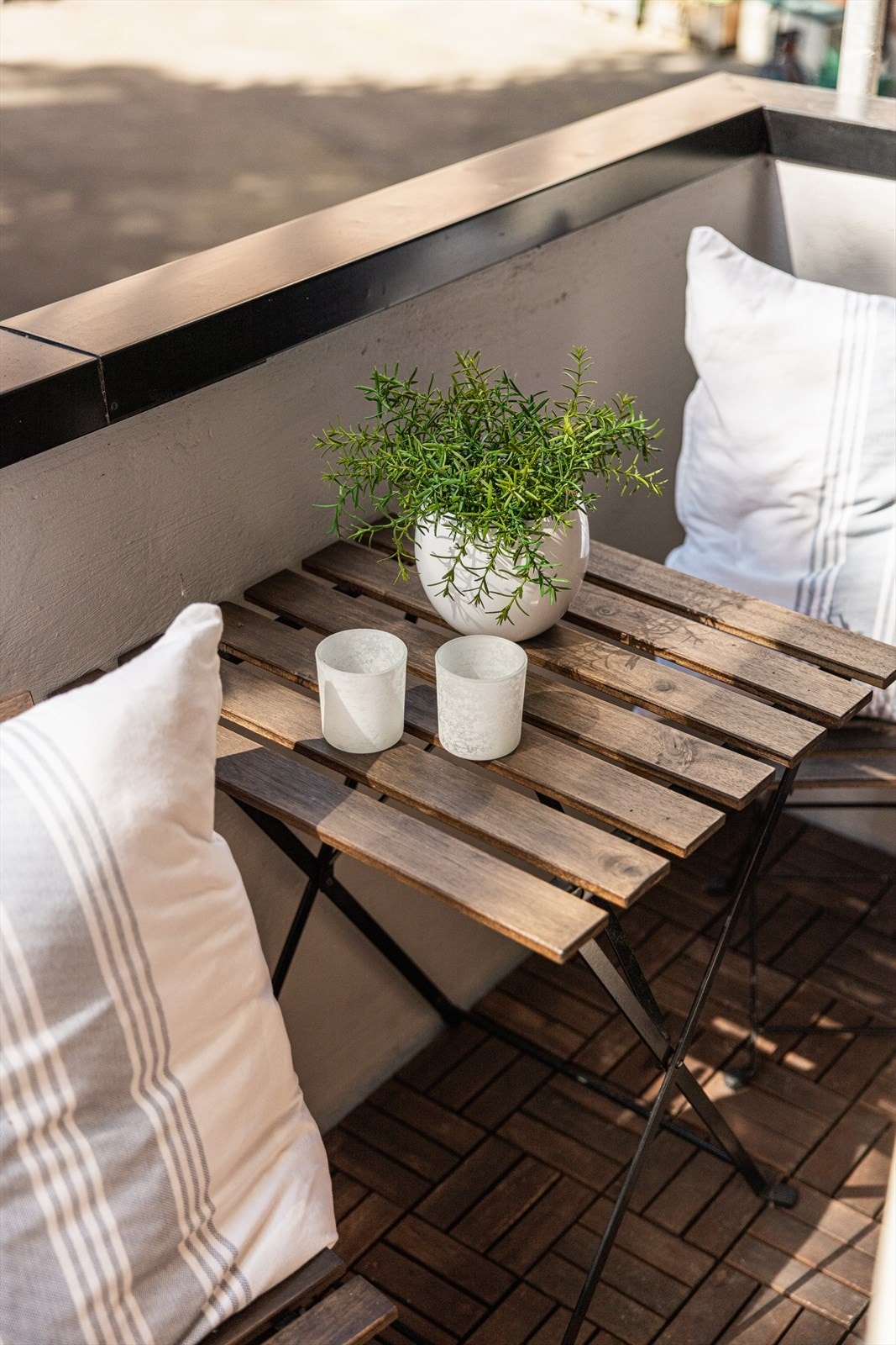Detalj av balkongen med planter og sittegruppe. Galleribilde