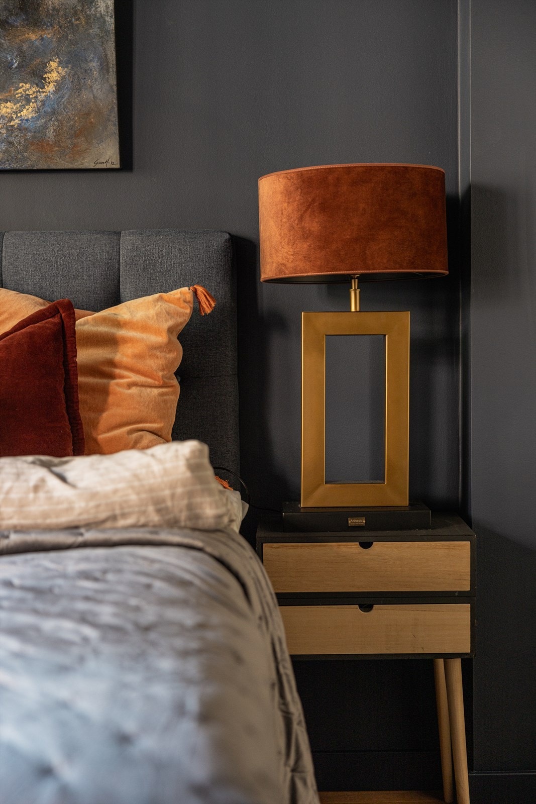 Nattbord og lampe på soverommet. Galleribilde