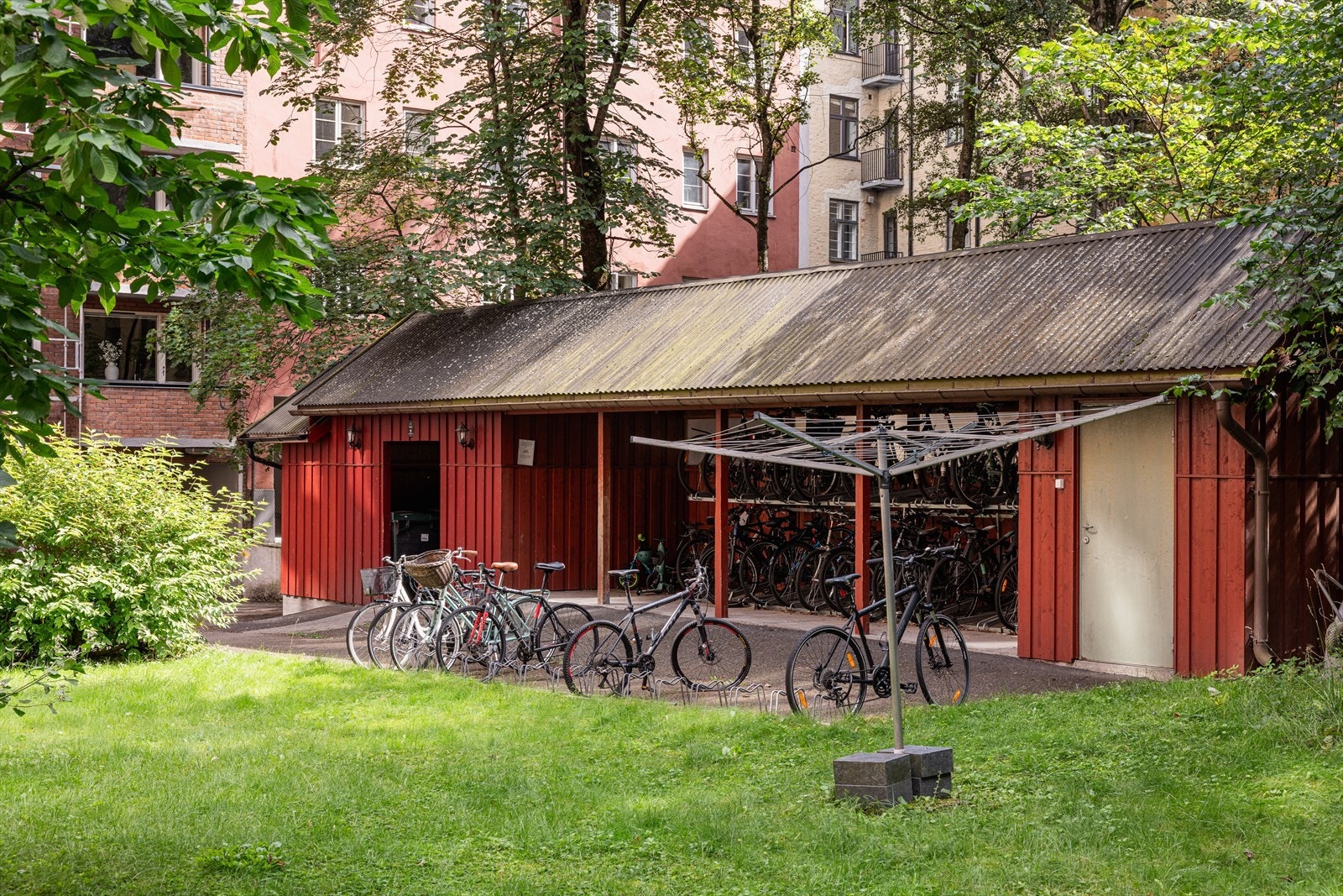 Sykkelbod og felles uteområde med grøntarealer. Galleribilde