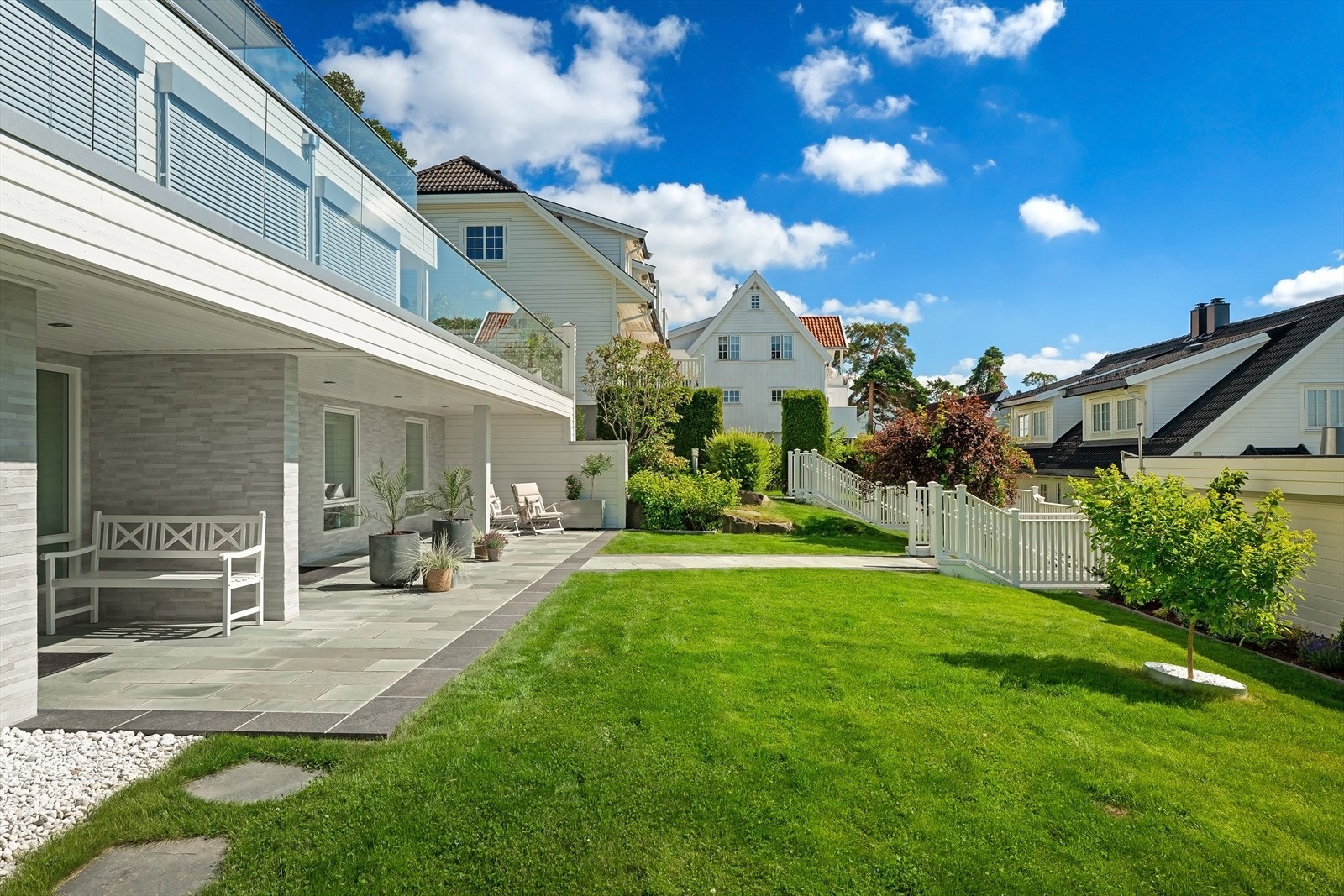 Eiendommen har store grøntarealer og godt med boltringsplass. Galleribilde