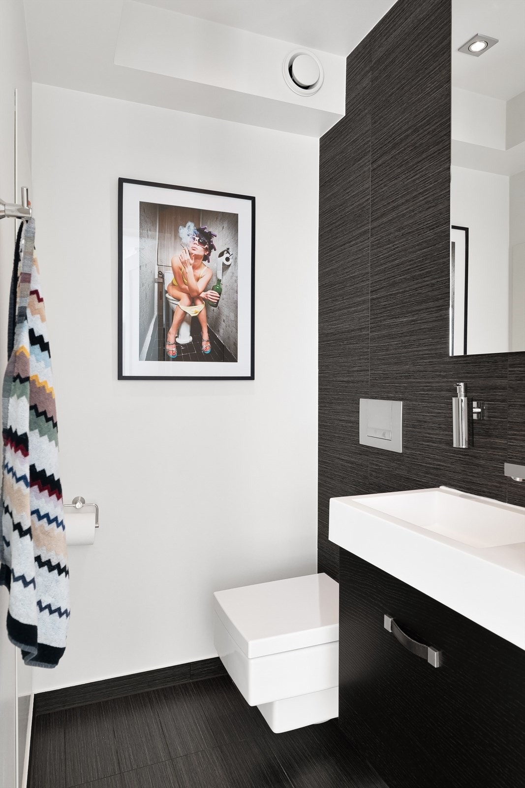 Moderne separat toalettrom i løsning kjøkken/stue. Galleribilde