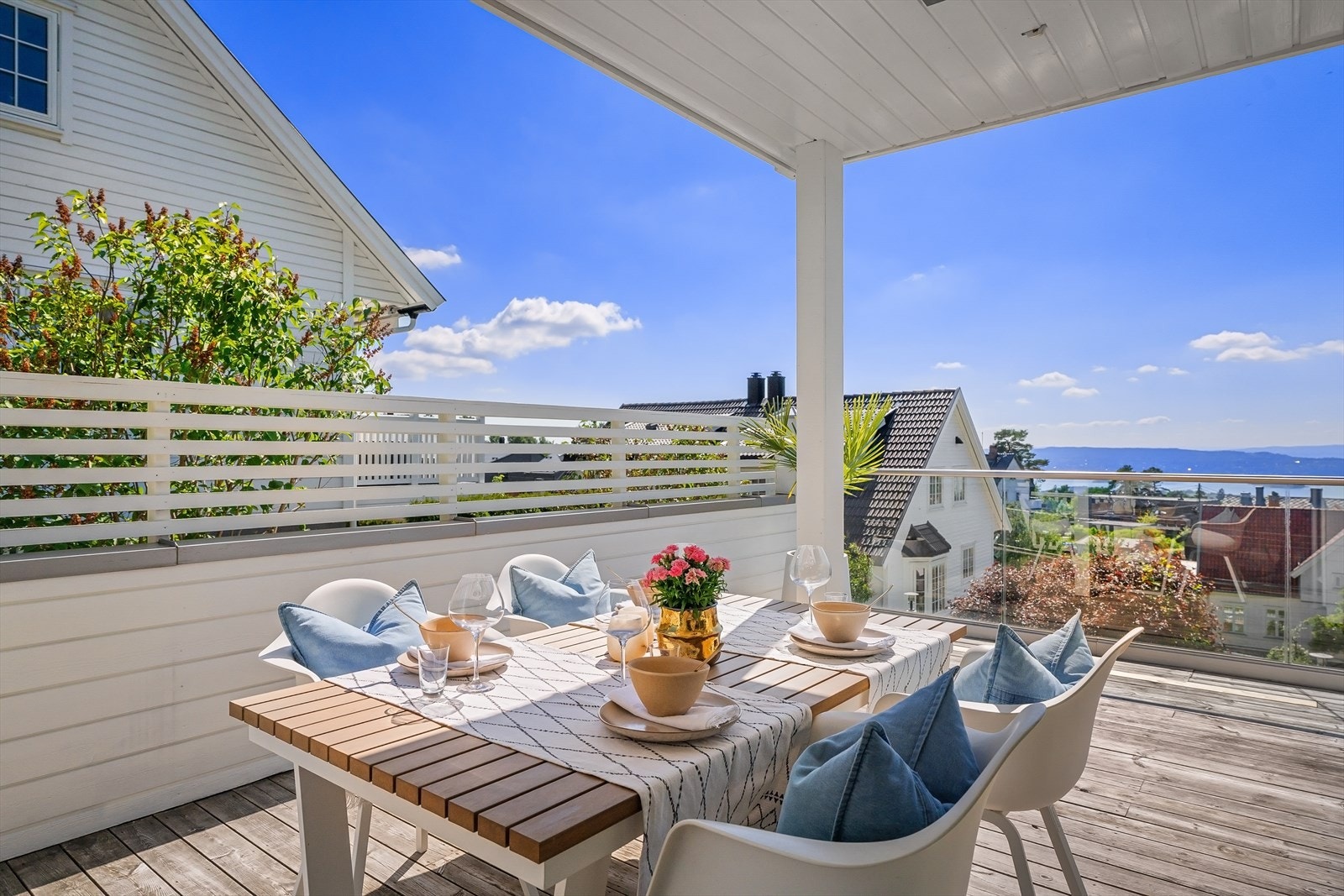 Deler av terrassen er overbygd som gjør den lun. Galleribilde