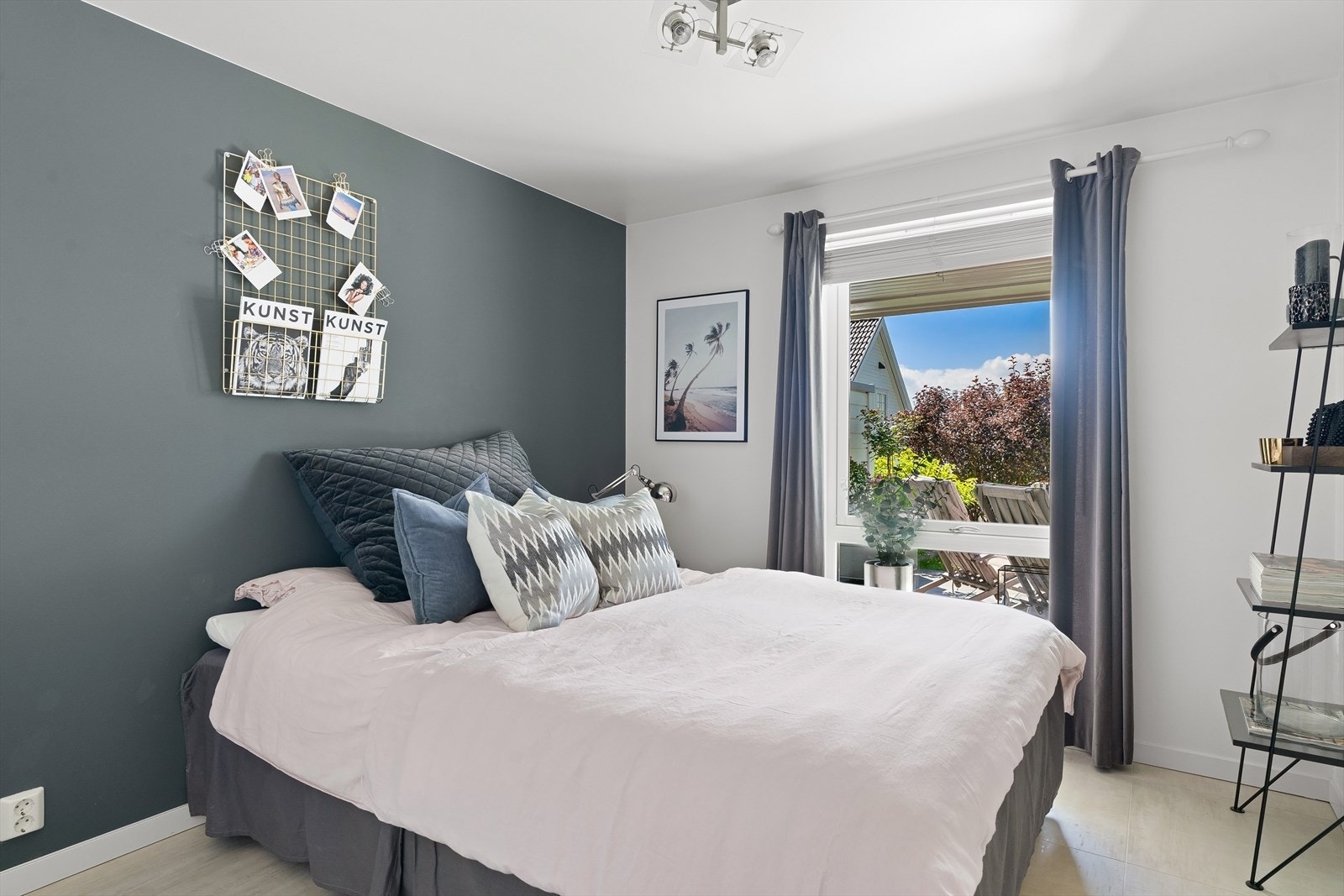 Soverom med god plass til dobbeltseng, nattbord og øvrig soveromsmøblement. Soverommet er opprinnelig byggemeldt som bod, men benyttes i dag som soverom. Galleribilde