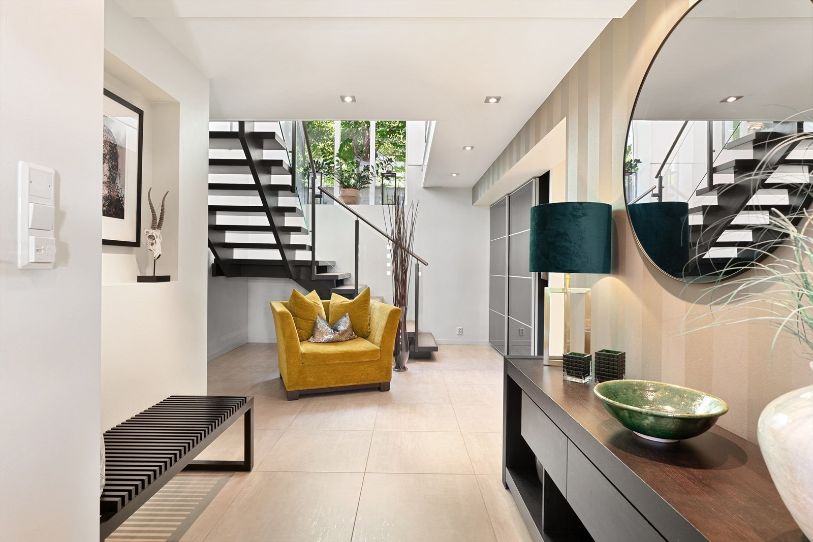 Flislagt underetasje med vannbåren gulvvarme. Stor skyvedørsgarderobe og innvendig bod i underetasjen. Galleribilde