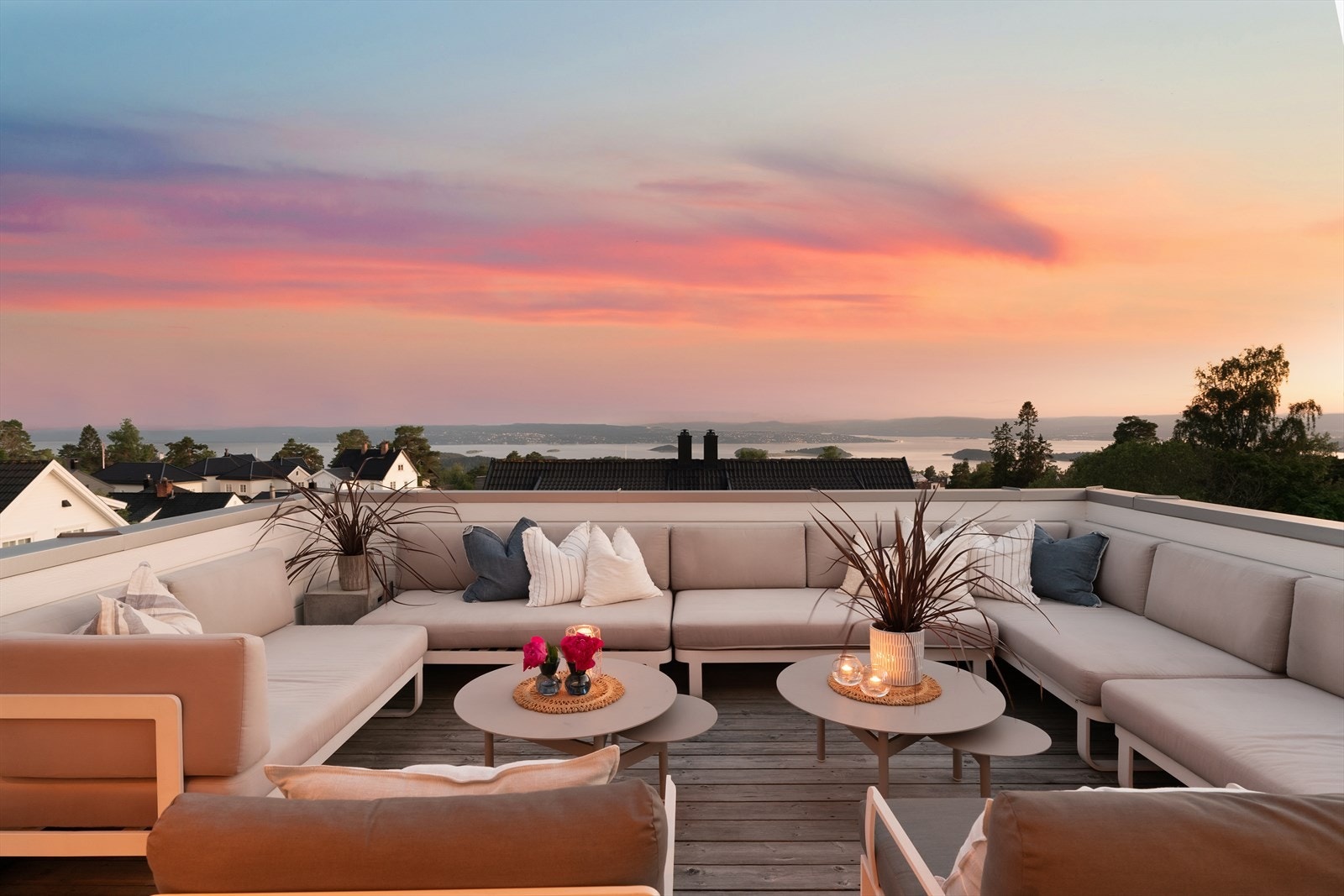 En spektakulær enebolig o/3 plan hvorav egen utleiedel med separat inngang. Panoramautsikt! Galleribilde