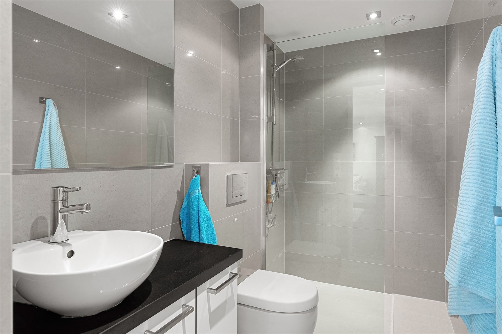 Bad fra 2008 med flislagt gulv med gulvvarme, flislagte vegger og malt tak med downlights. Baderommet er utstyrt med vegghengt wc, skål servant med skaper under og dusj i hjørne med glassvegg. Det er elektrisk styrt vifte. Galleribilde