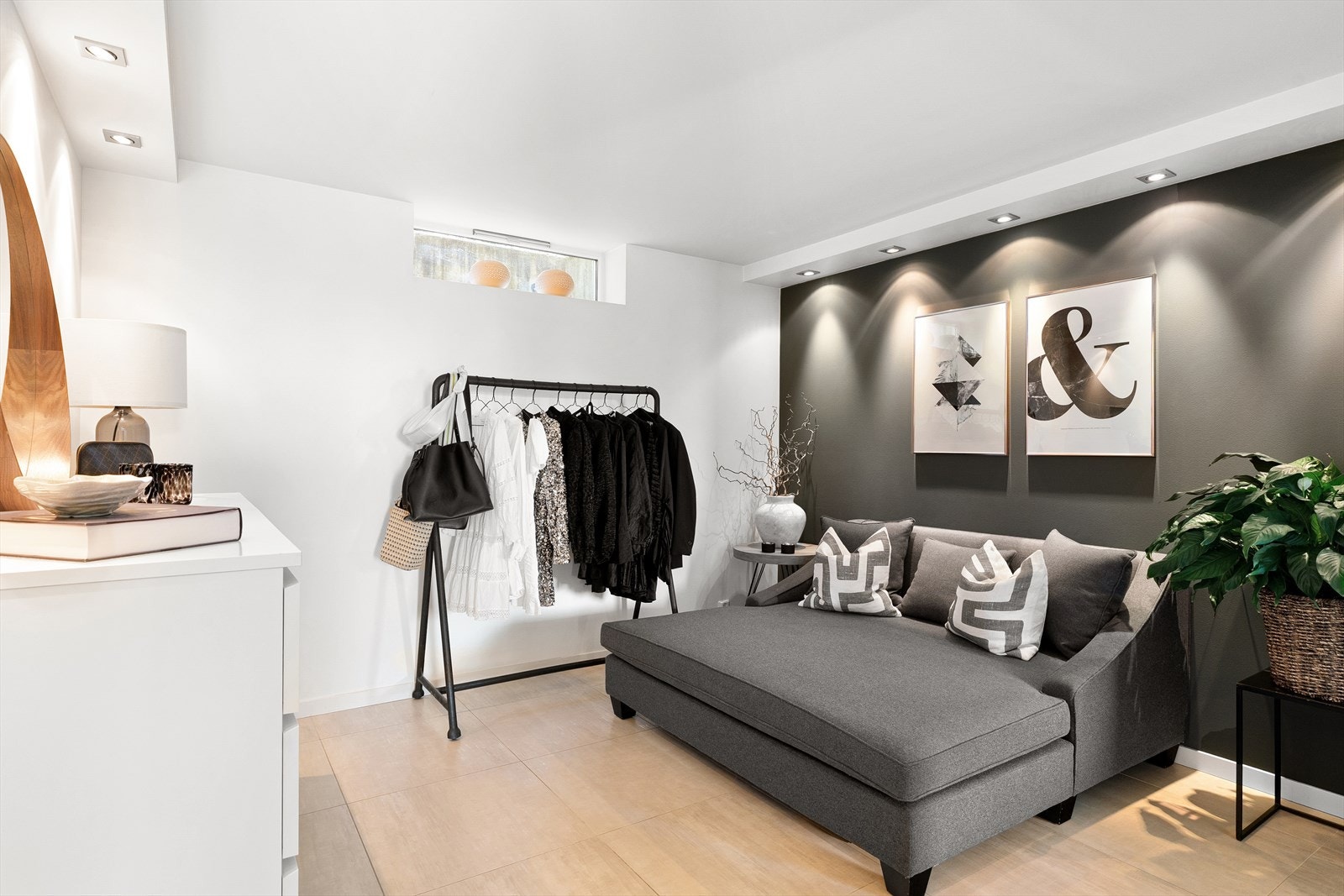 Hyggelig tv-stue med god plass til sofa og tv. Stuen er opprinnelig byggemeldt som bod, men benyttes i dag som tv-stue. Galleribilde