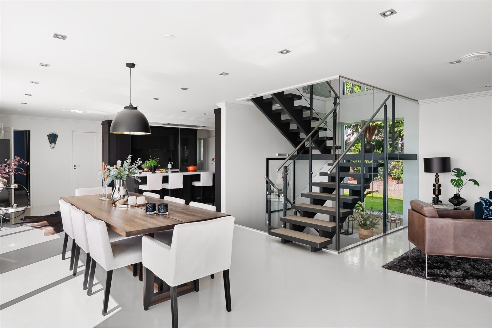 1 etasje har en luftig planløsning som gir rom for flere soner med fantastisk lys. Varme i gulv. Galleribilde