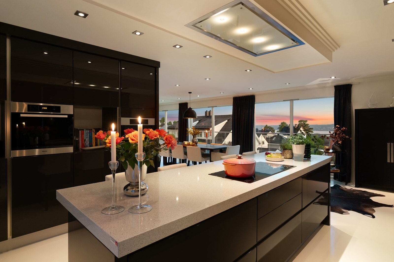 Kjøkkenet har en lekker kompositt benkeplate med integrert induksjon platetopp og ventilatorvifte i tak. Galleribilde