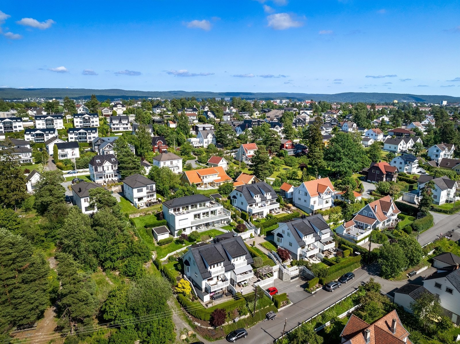 Eiendommen ligger vegg i vegg med et større grøntareal uten bebyggelse. Galleribilde