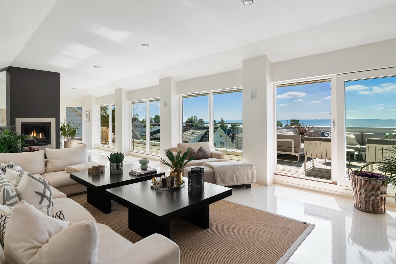 Boligen strekker seg over totalt 3 plan hvorav 1 og 2 etg med terrasser og underetasje med skiferlagt markterrasse. Galleribilde