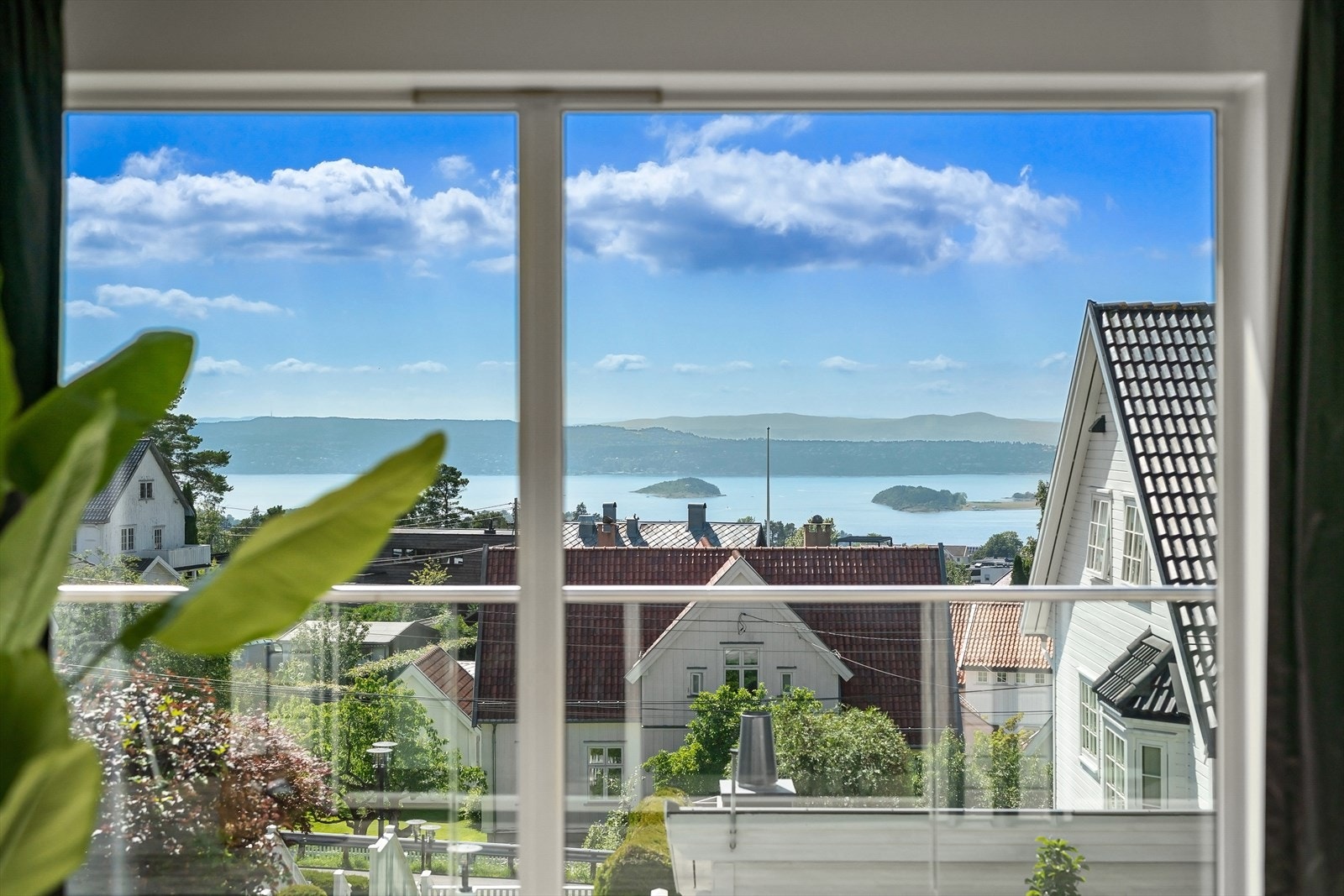 Fra stuen er det flott utsyn mot fjorden og nærområdet. Her bor du godt tilbaketrukket fra vei. Galleribilde