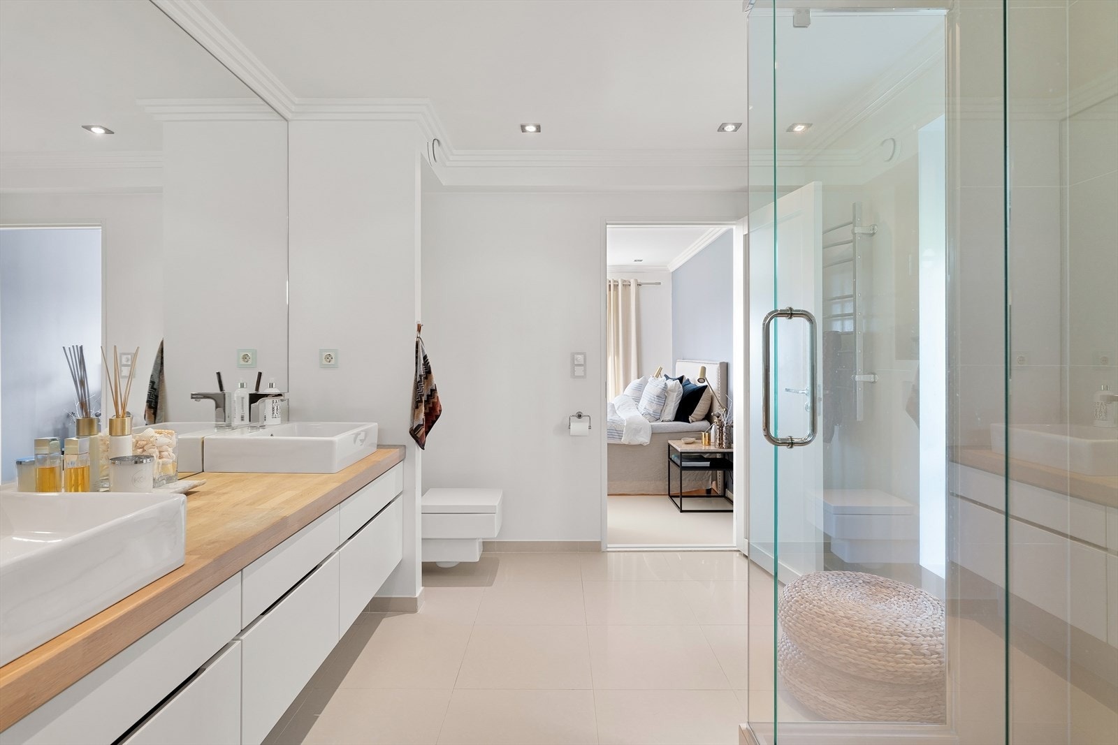 Fra hovedsoverommet kommer du inn til hovedbadet. Galleribilde