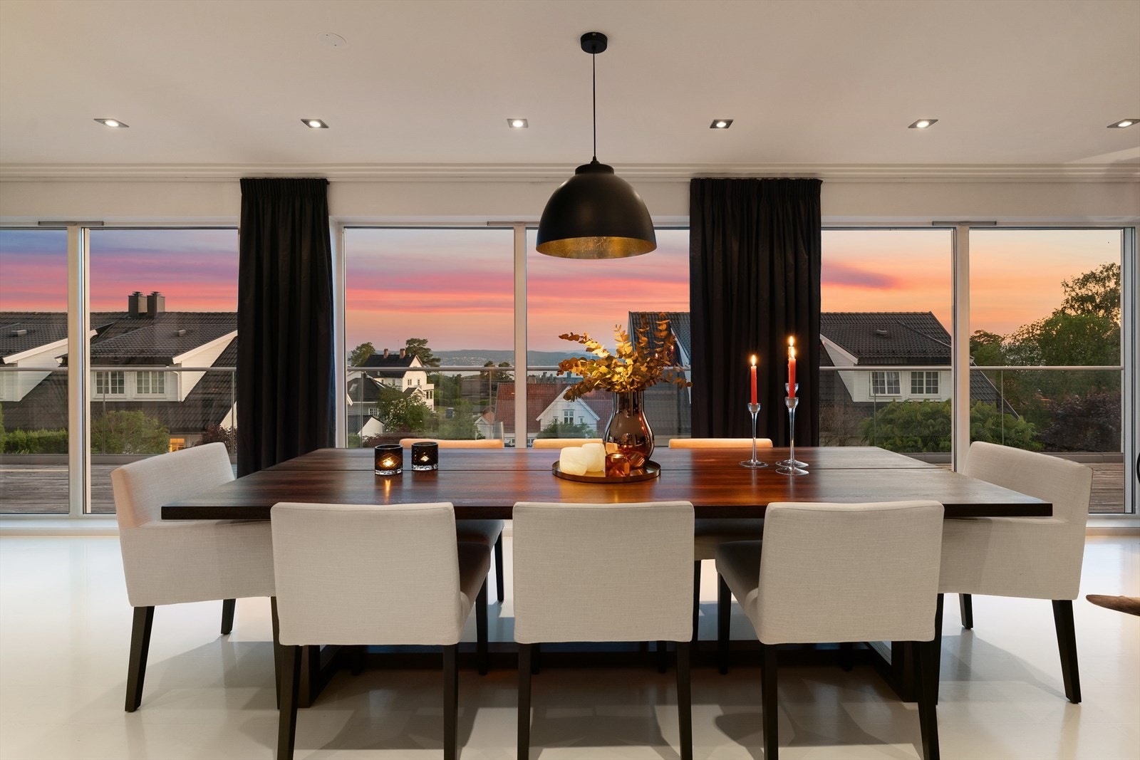 De store vindusflatene gir rom for å se solnedgangen imens middagen nytes. Galleribilde