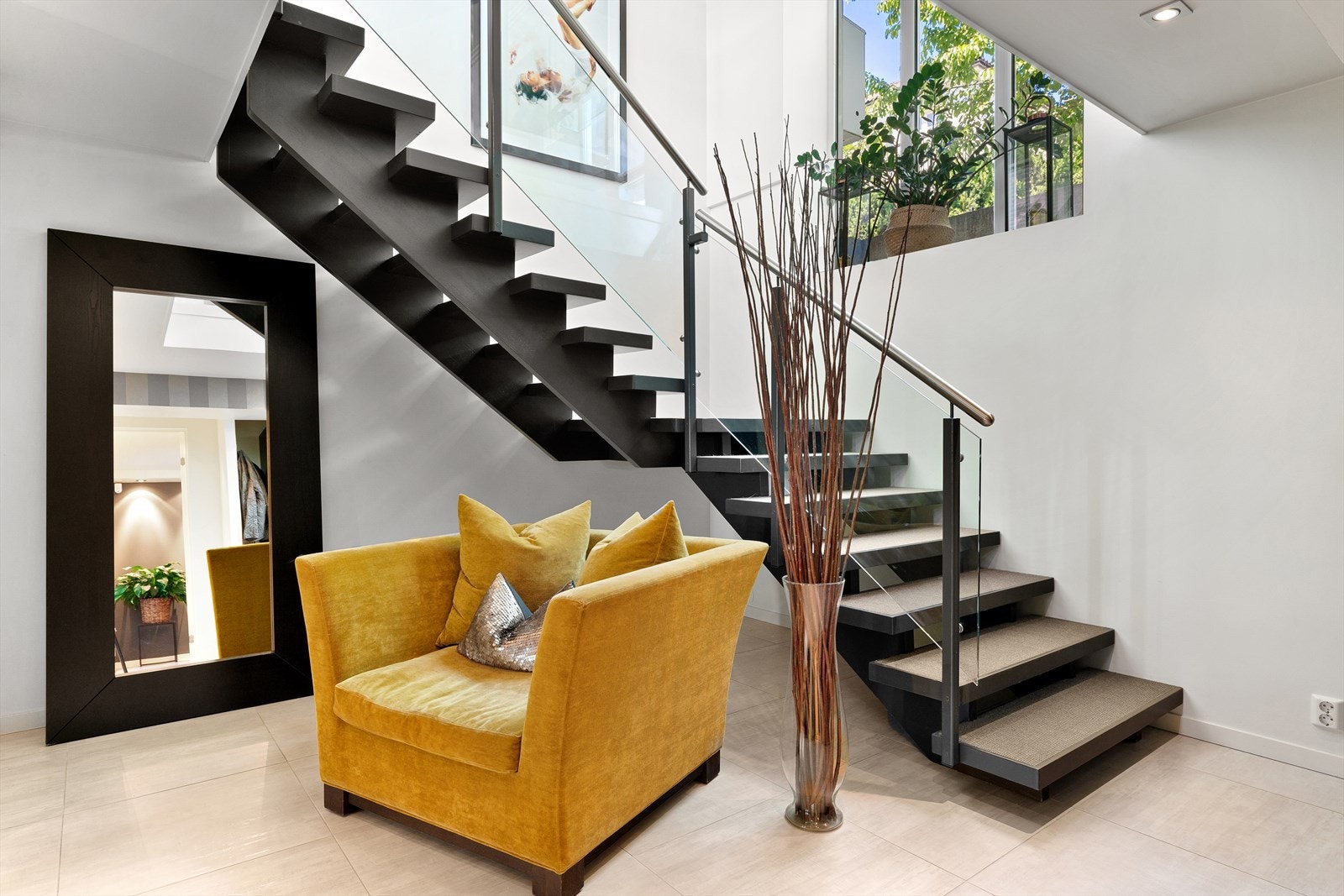 Fra trappeløp kommer du ned til inngangspartiet og underetasjen. Det ble lagt nytt sisalteppe i trappen i 2018. Galleribilde