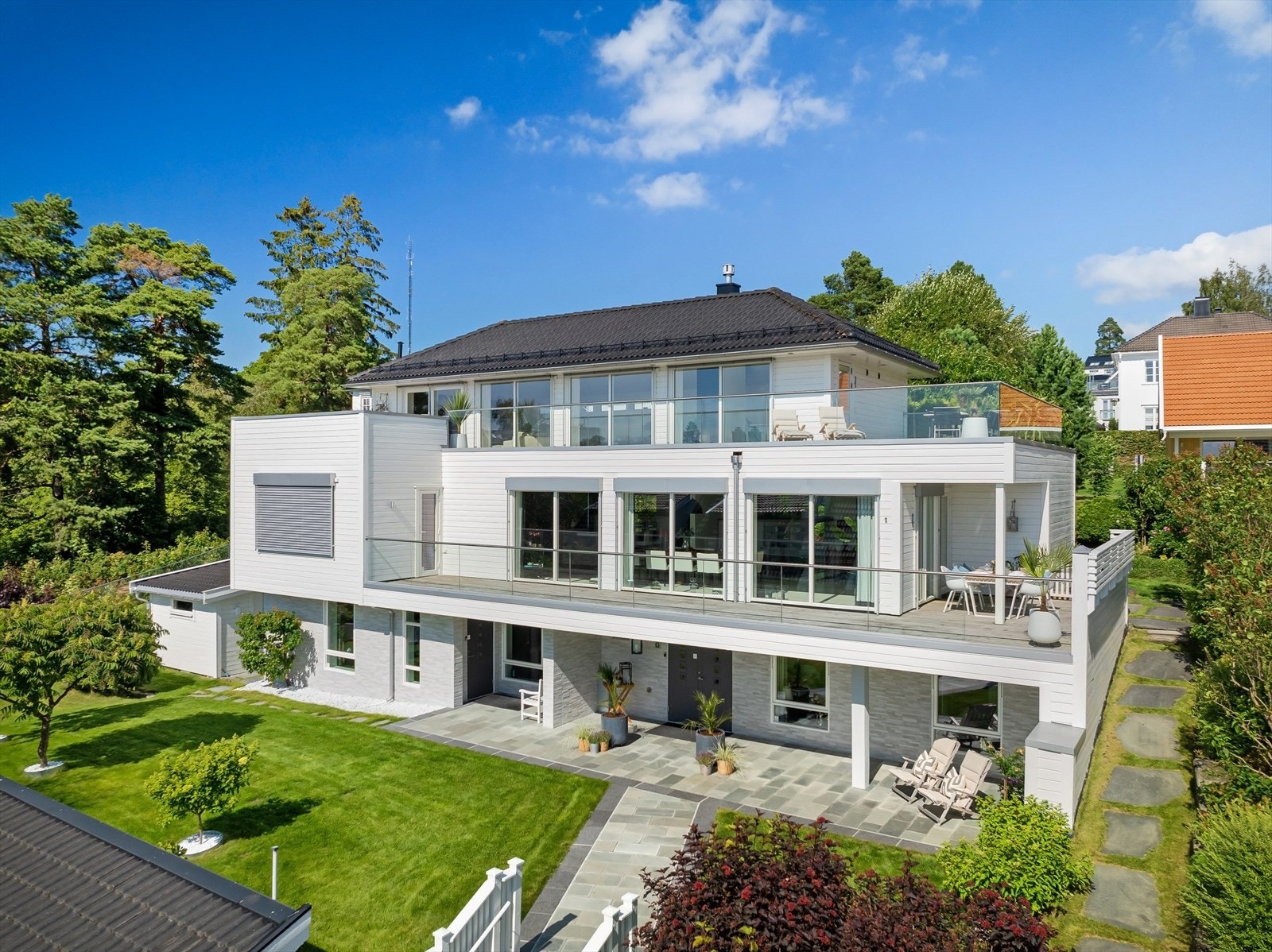 Det er montert screens på vinduer i 1 og 2 etasje mot forhagen. Galleribilde