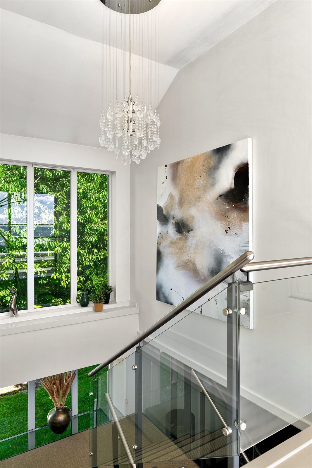 De store vindusflatene i trappeløpet gir boligen godt med naturlig lys. Galleribilde