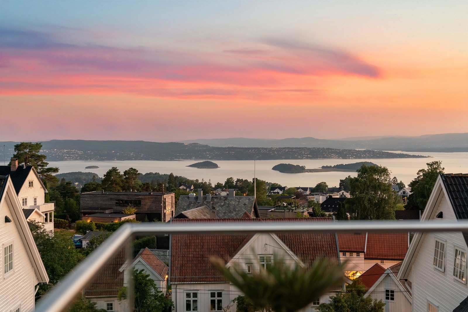 Pent glassrekkverk gir boligen et moderne og estetisk preg. Galleribilde