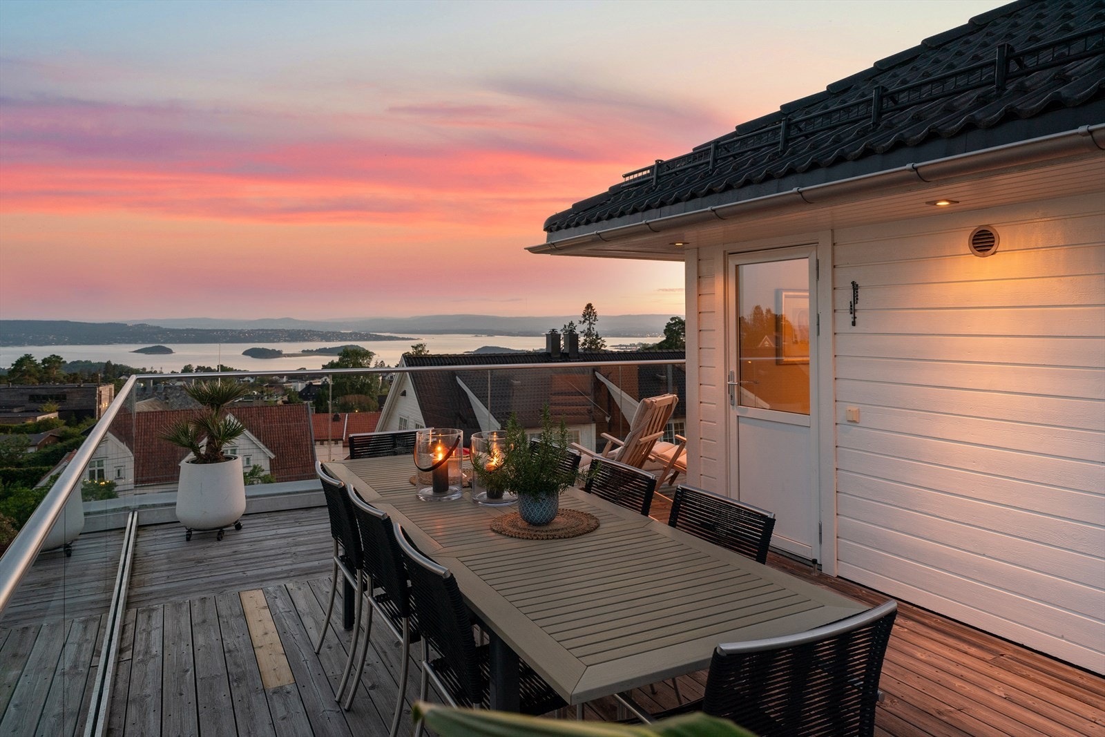 Hyggelig kveldsstemning fra terrassen med flott utsyn. Galleribilde