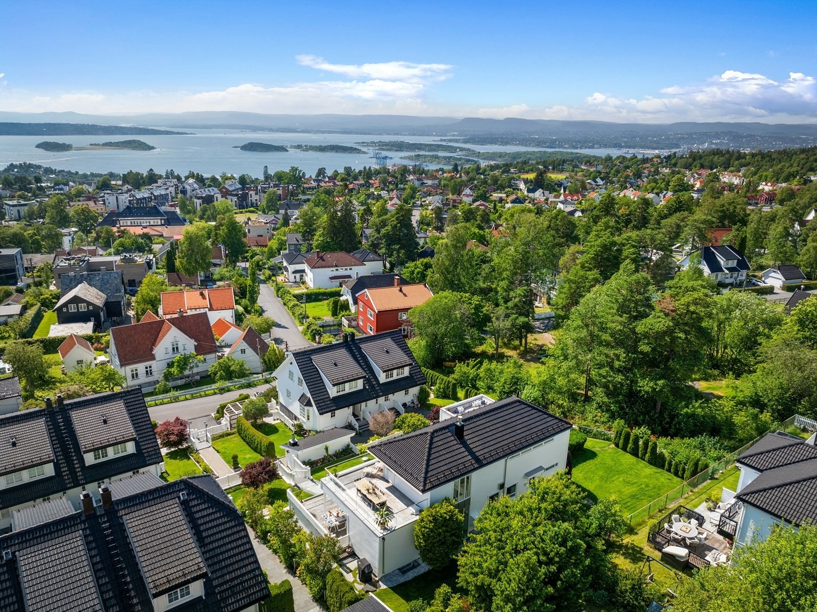 Kort gangavstand til butikker, barnehage, skole og turmuligheter. Galleribilde