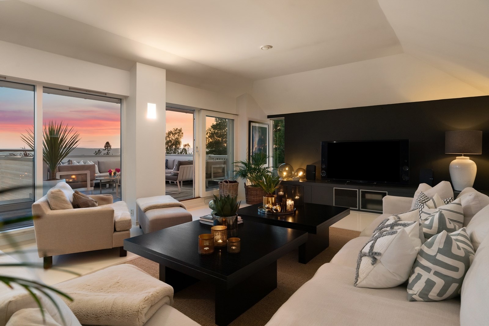 Hyggelig kveldsstemning med flott solnedgang. Galleribilde