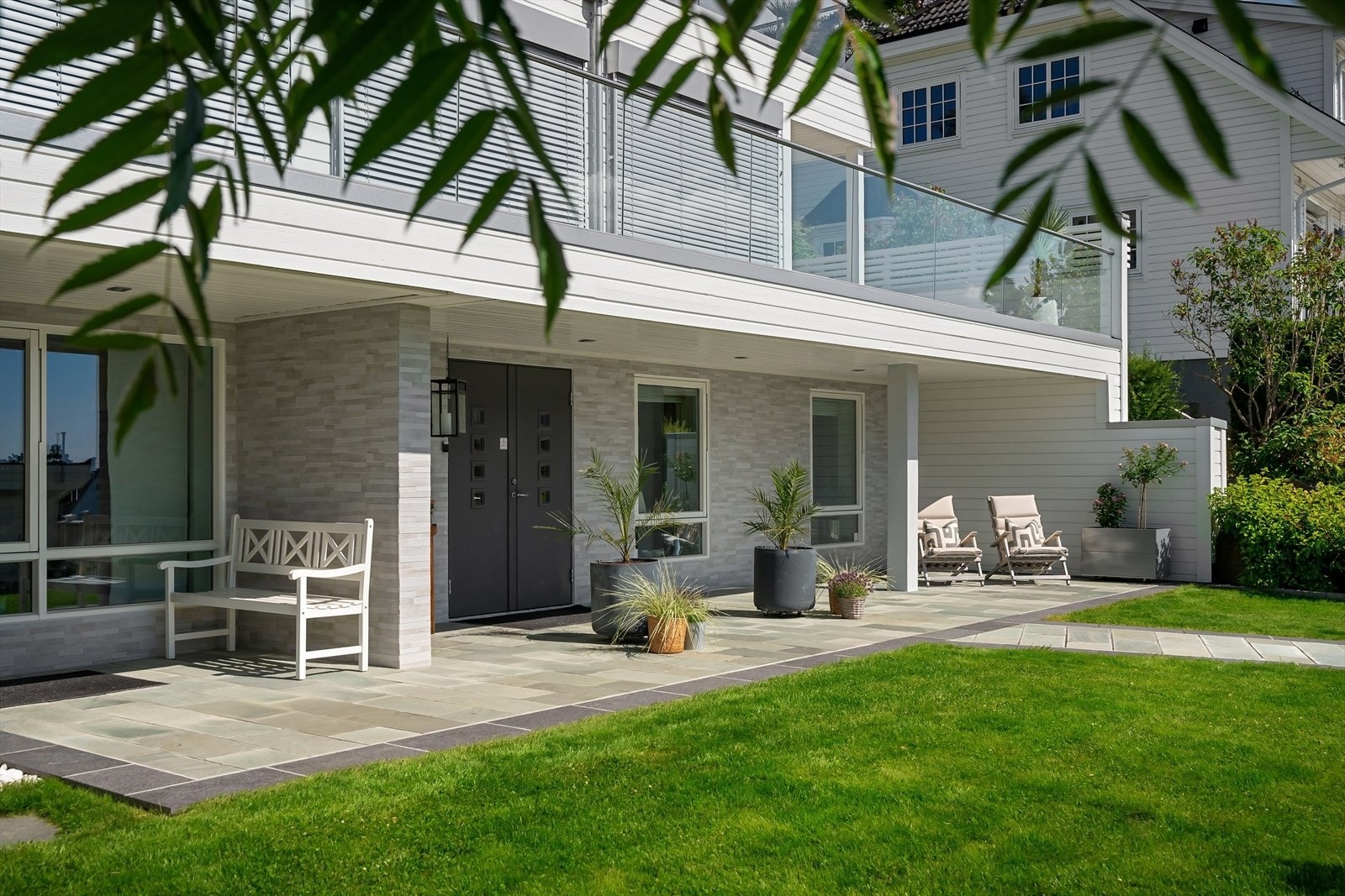 Pent opparbeidet inngangsparti med forhage. Galleribilde