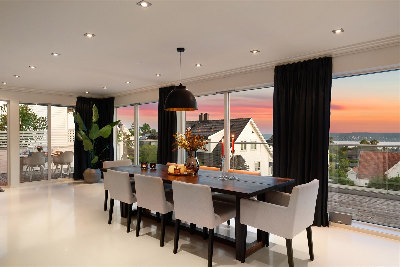 Det er en god takhøyde på ca. 2,41 meter i stuen. Galleribilde