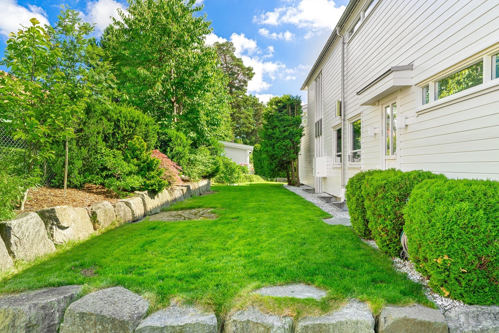 Bakhage med inngang til vaskerom/kjøkken. Galleribilde