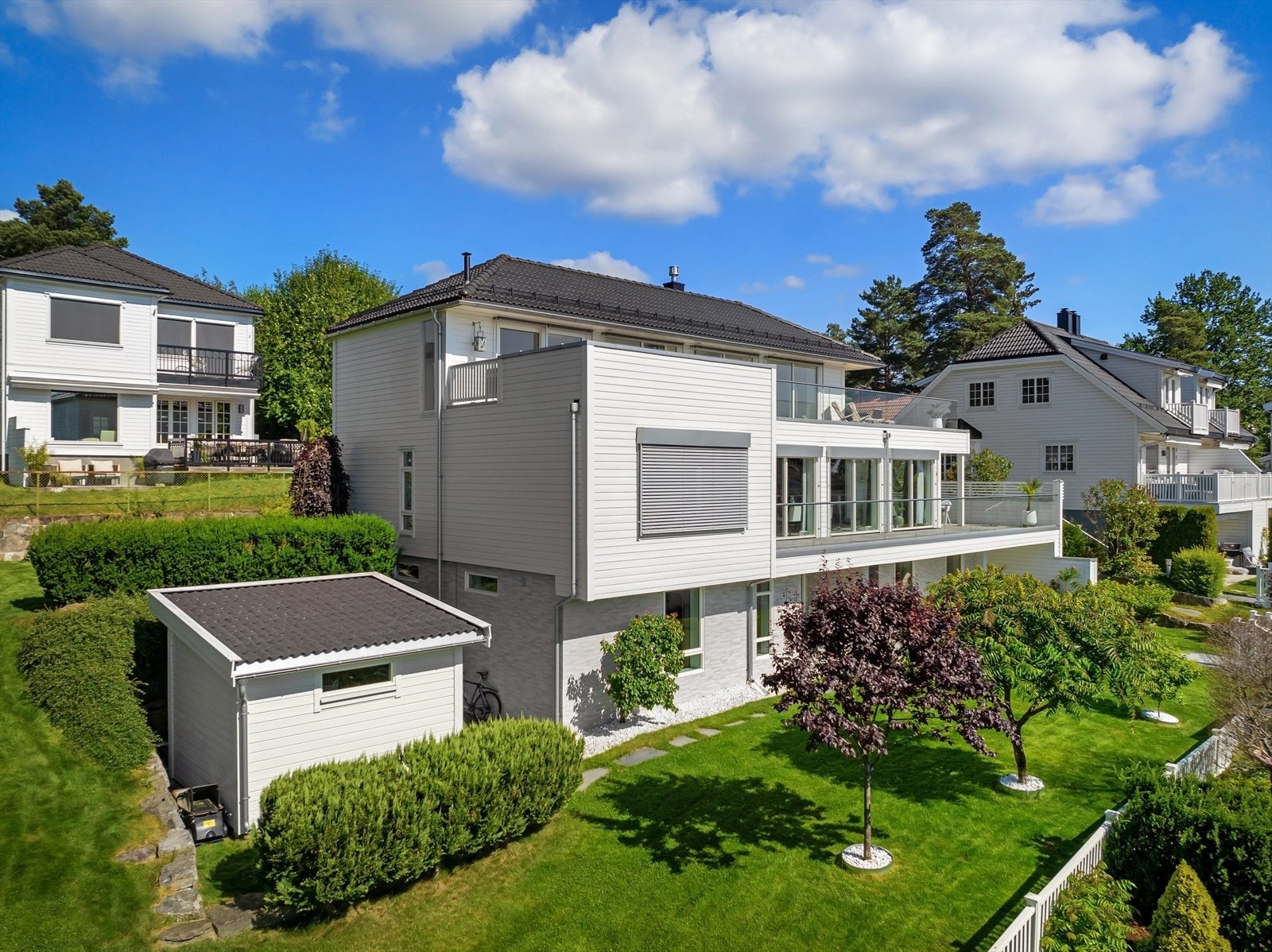 Hele huset ble malt utvendig samt bod utvendig i juni 2024 Galleribilde