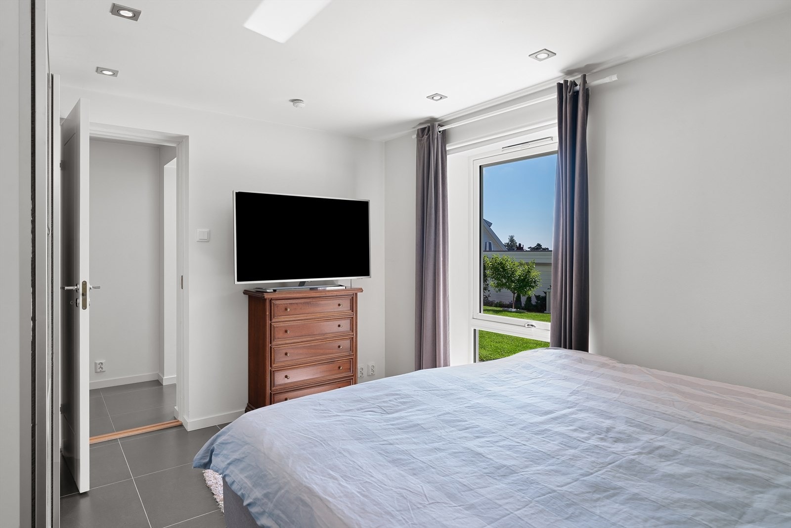 Romslig soverom med god plass til dobbeltseng. Galleribilde