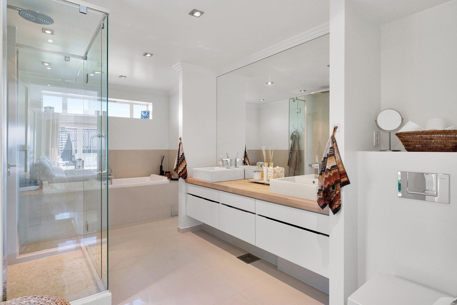 Delikat hovedbad fra 2008 bestående av flislagt gulv med gulvvarme og downlights i himling. Galleribilde