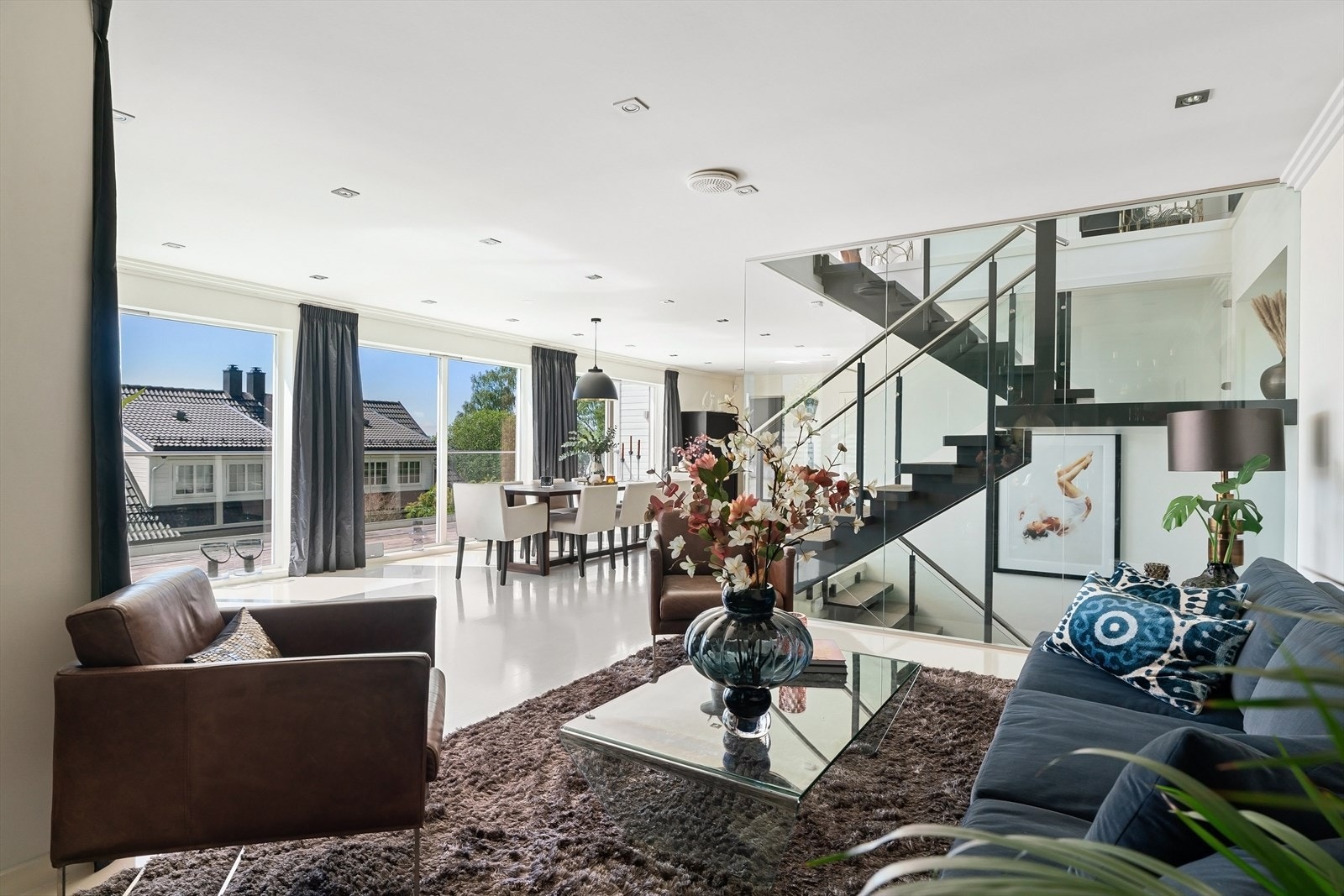 Pent malt parkettgulv i stuen og downlights i tak. Galleribilde