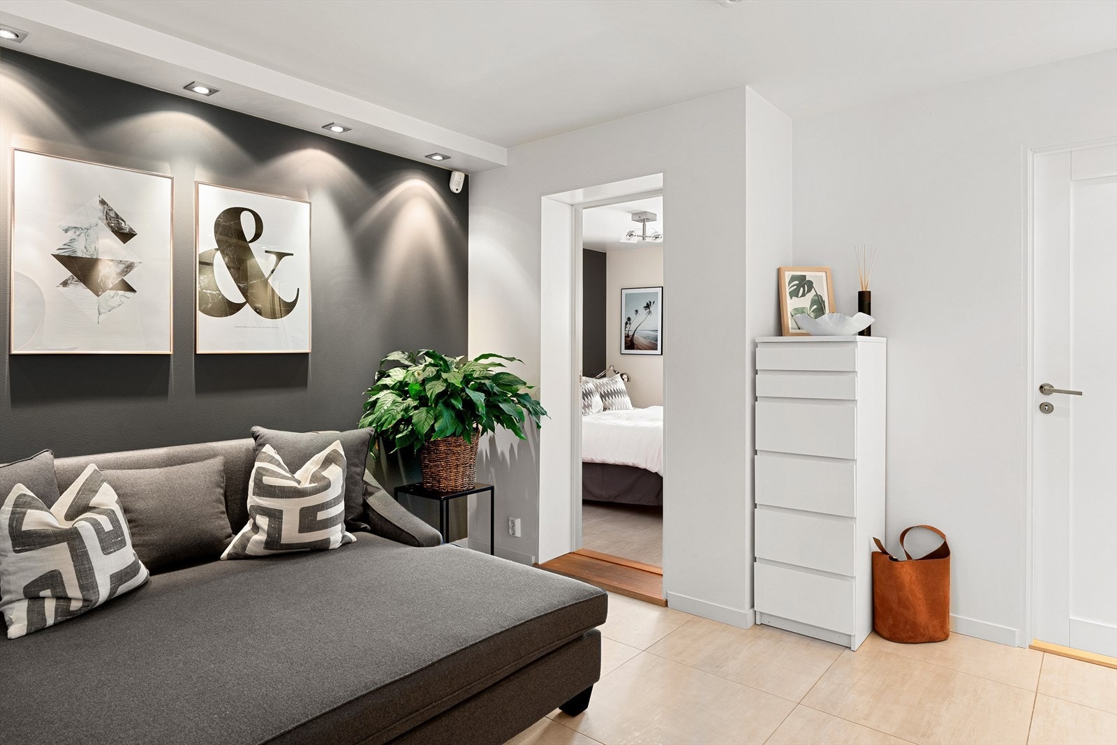 Fra tv-stuen er det inngang til to soverom. Galleribilde