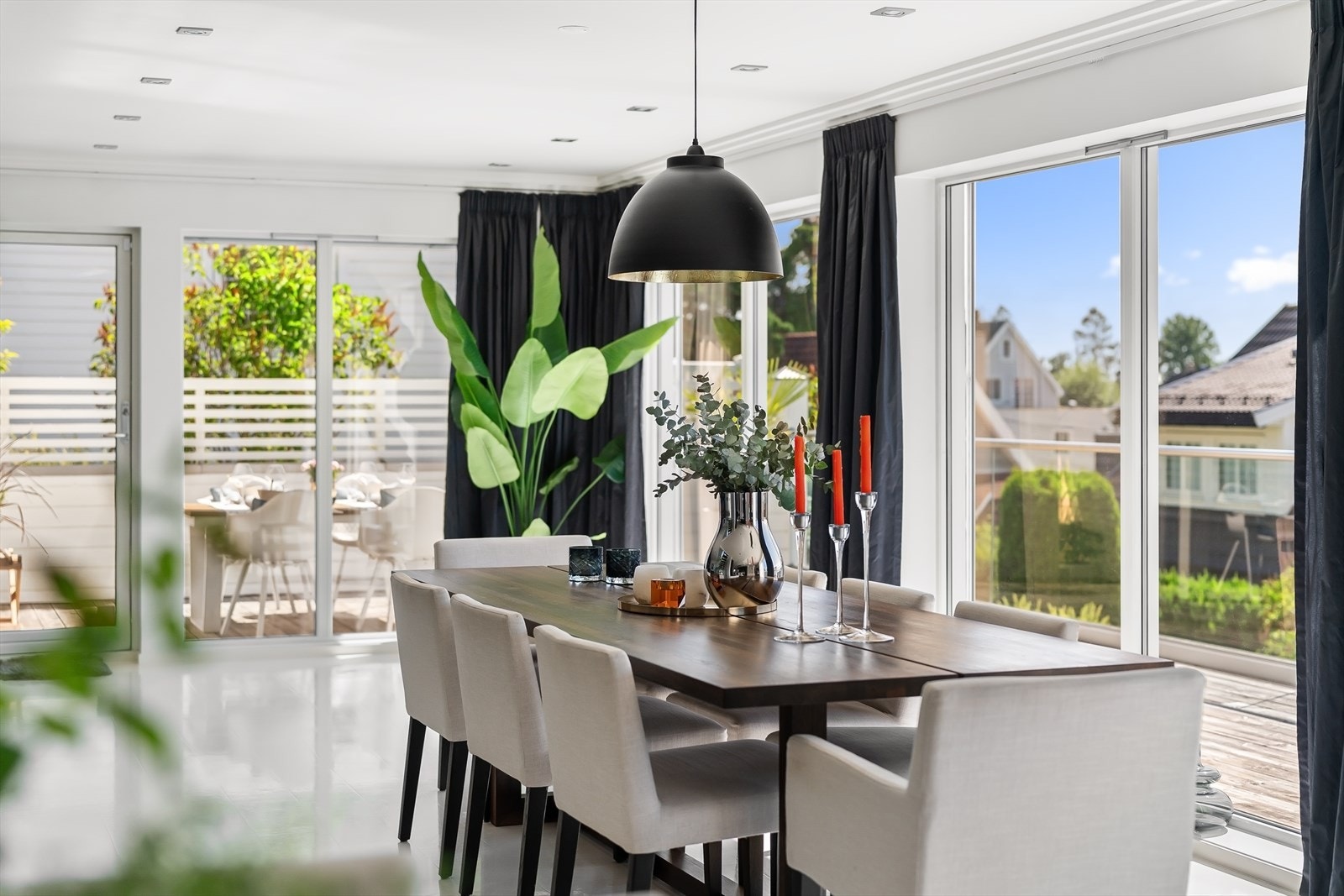 Det er utgang til terrasse via stuen Galleribilde