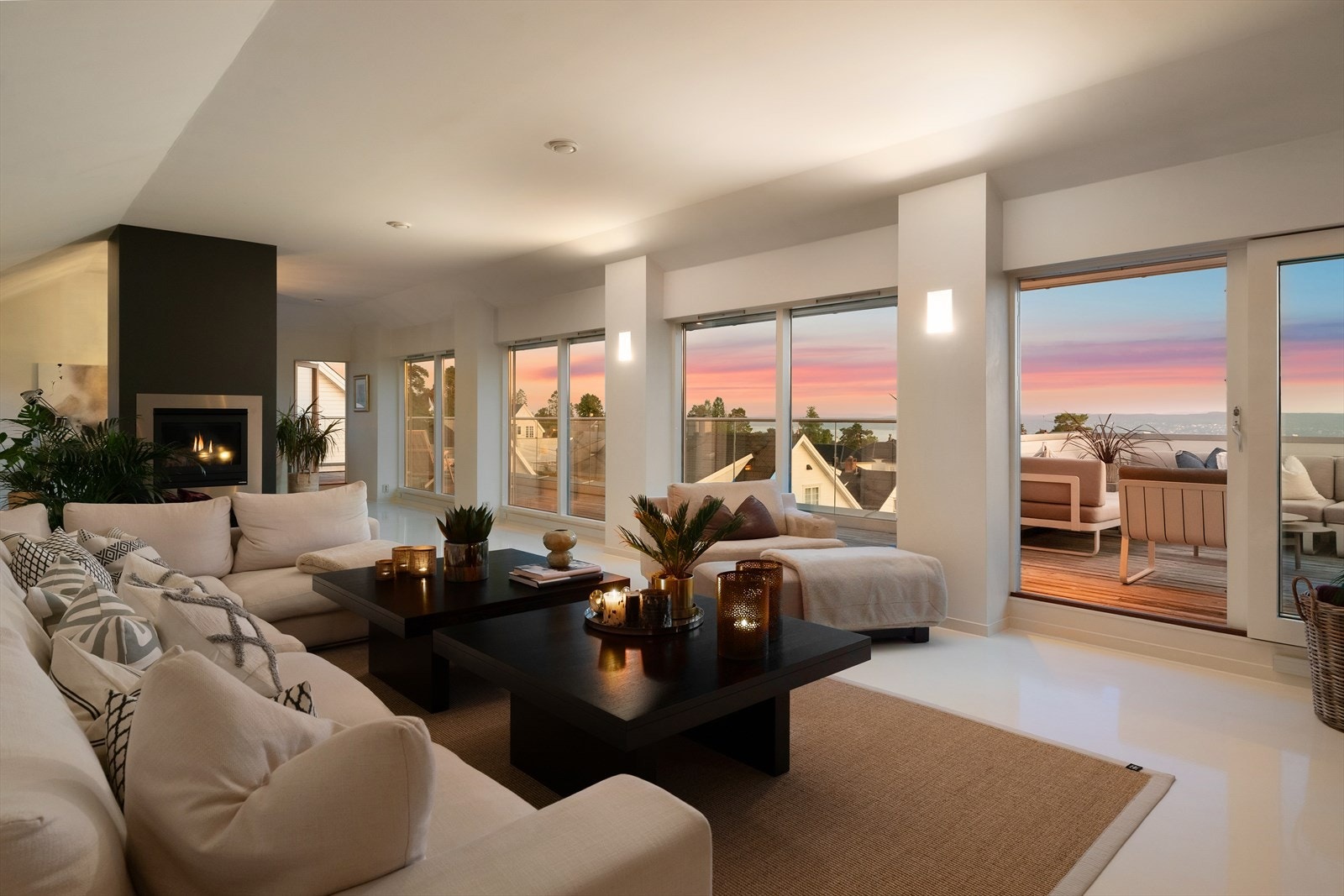 Stuen har en takhøyde på ca. 2,85 m som gir rommet et luftig preg. Galleribilde