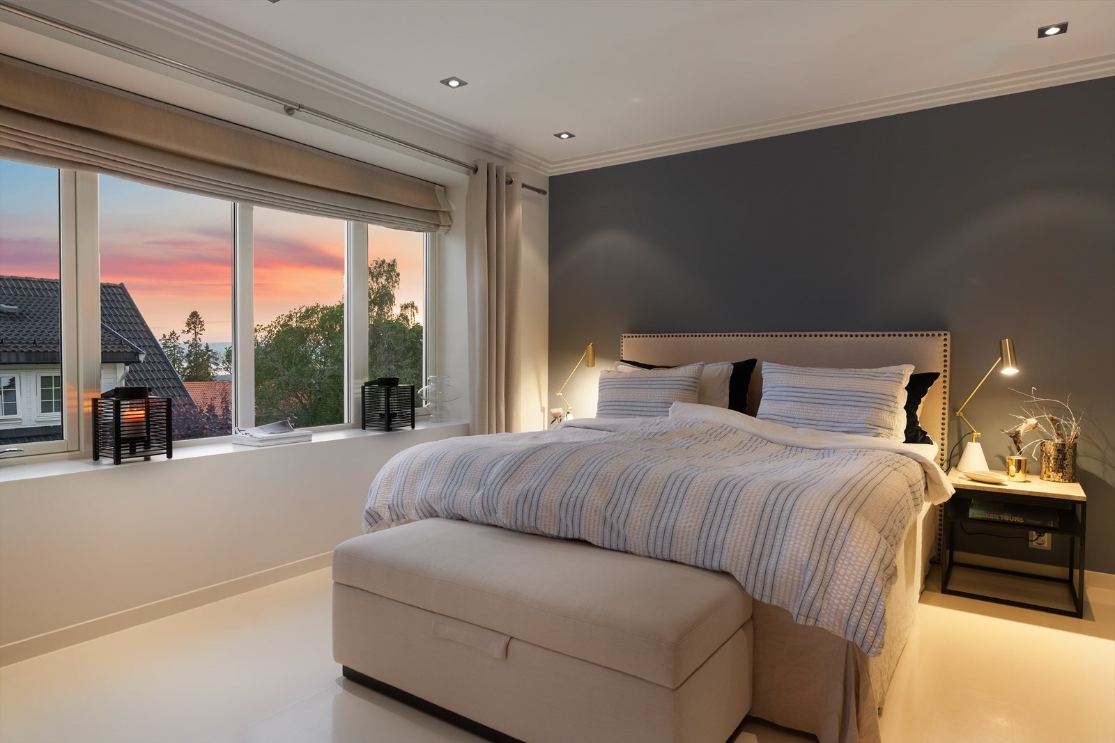 Delikat, lunt soverom med screens utenfor vindu og downlights i himling. Galleribilde